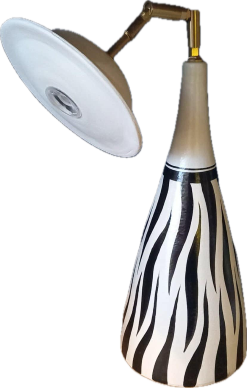 Deux petites lampes rétro sur des tables