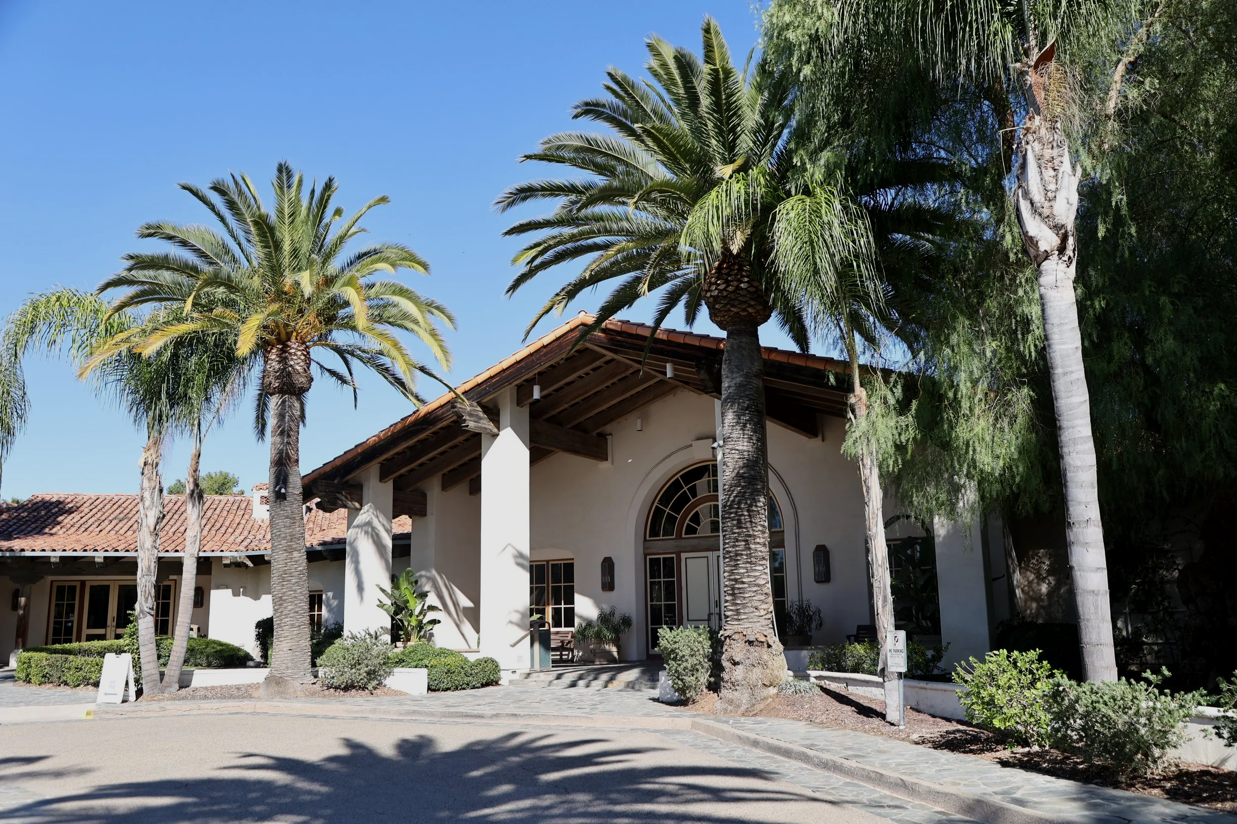 Menifee Lakes Country Club Clubhouse's main  entrance