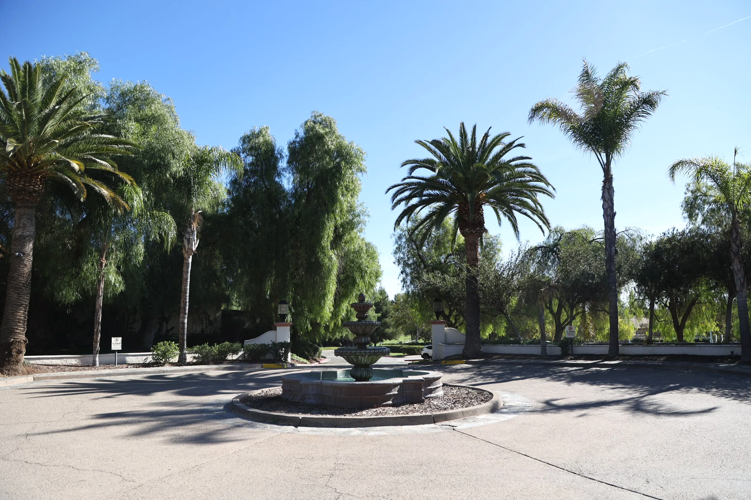 Menifee Lakes Country Club fountain and front driveway