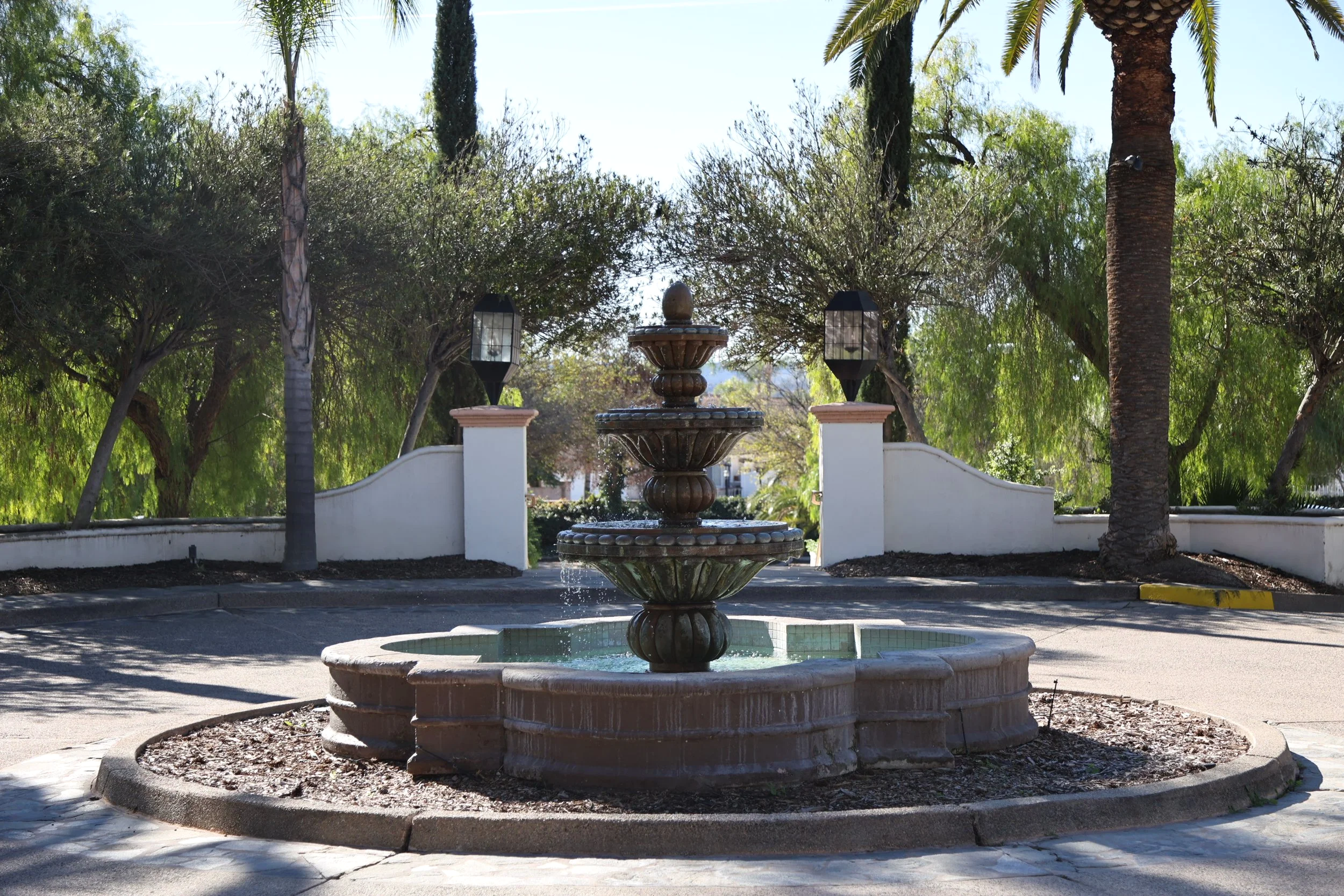 Menifee Lakes Country Club fountain and driveway