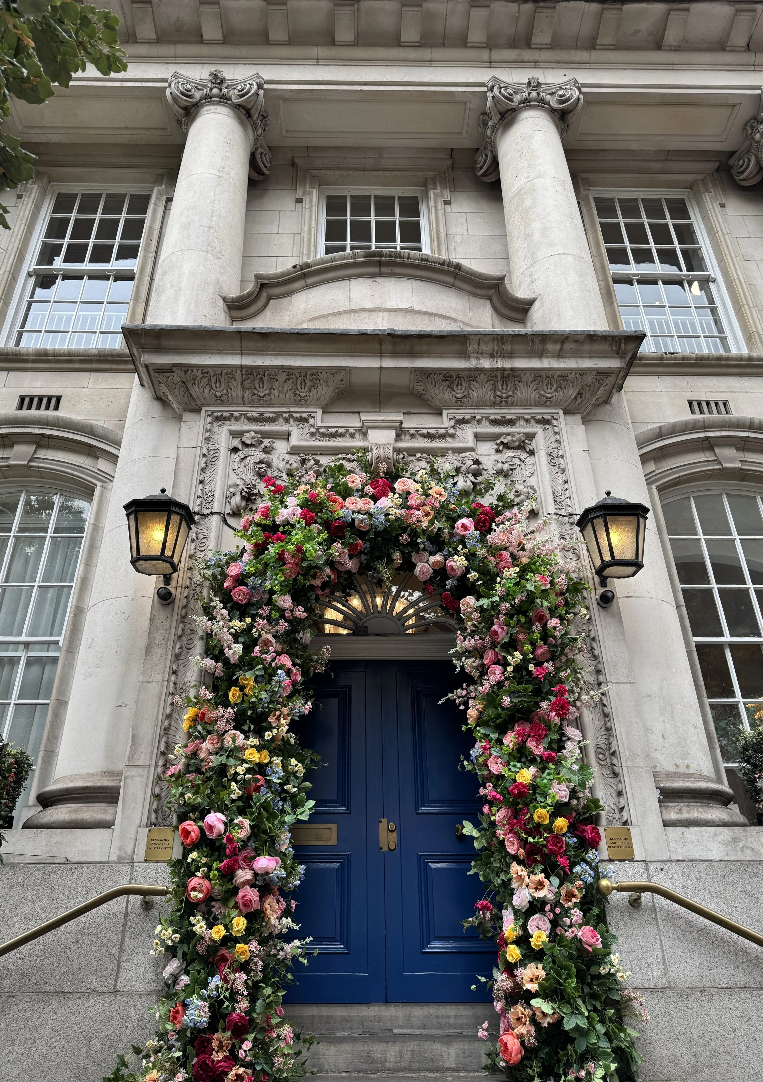 A Romantic Chelsea Old Town Hall Wedding | Modern, Timeless &amp; Full of London Charm
