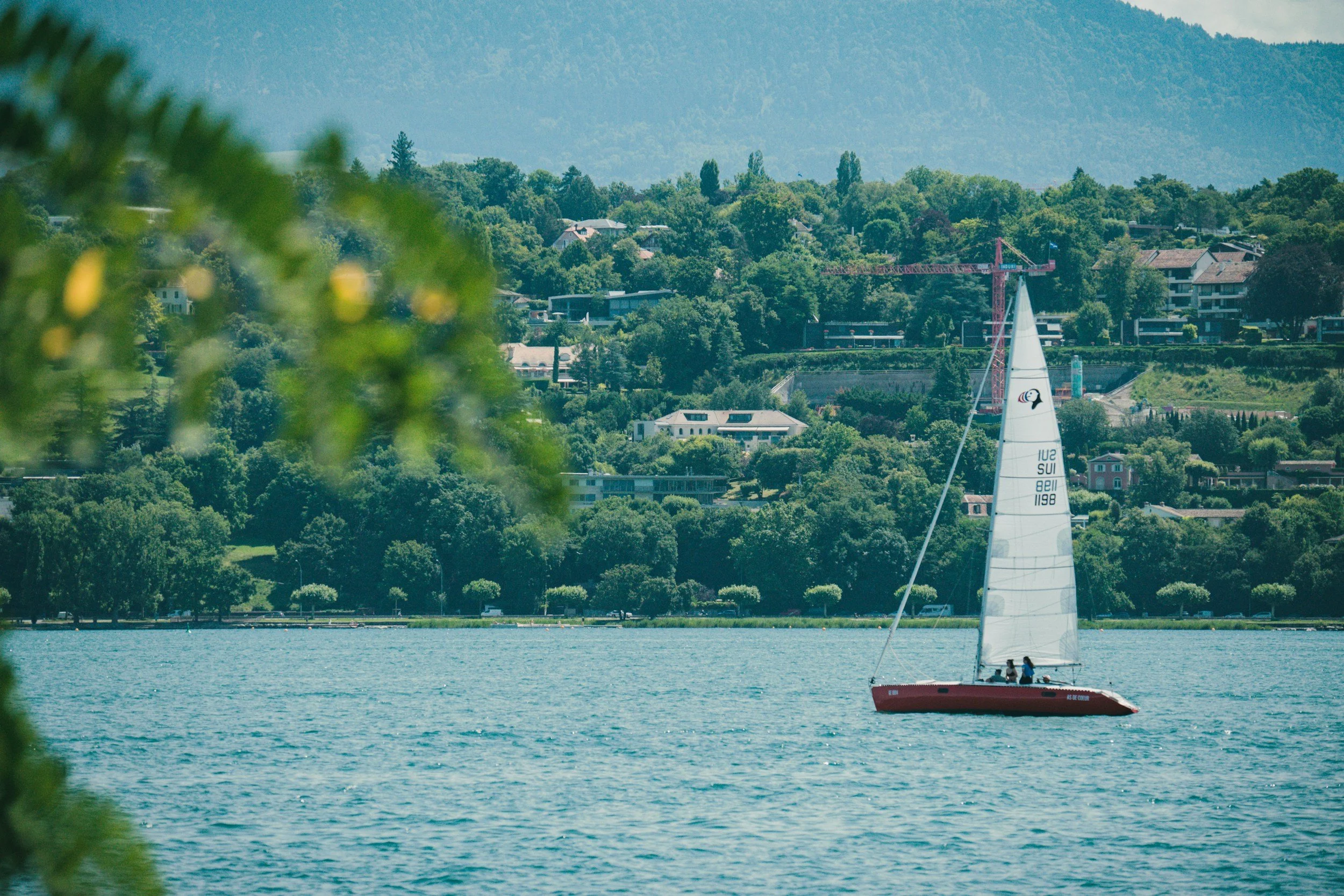 Ⅸ. Lac de Neuchâtel •

Le balcon s’ouvre sur l’environnement comme un prolongement naturel de l’appartement.
Selon l’orientation, la vue met en valeur le lac de Neuchâtel, offrant un cadre apaisant, idéal pour un moment de calme ou un café en plein a