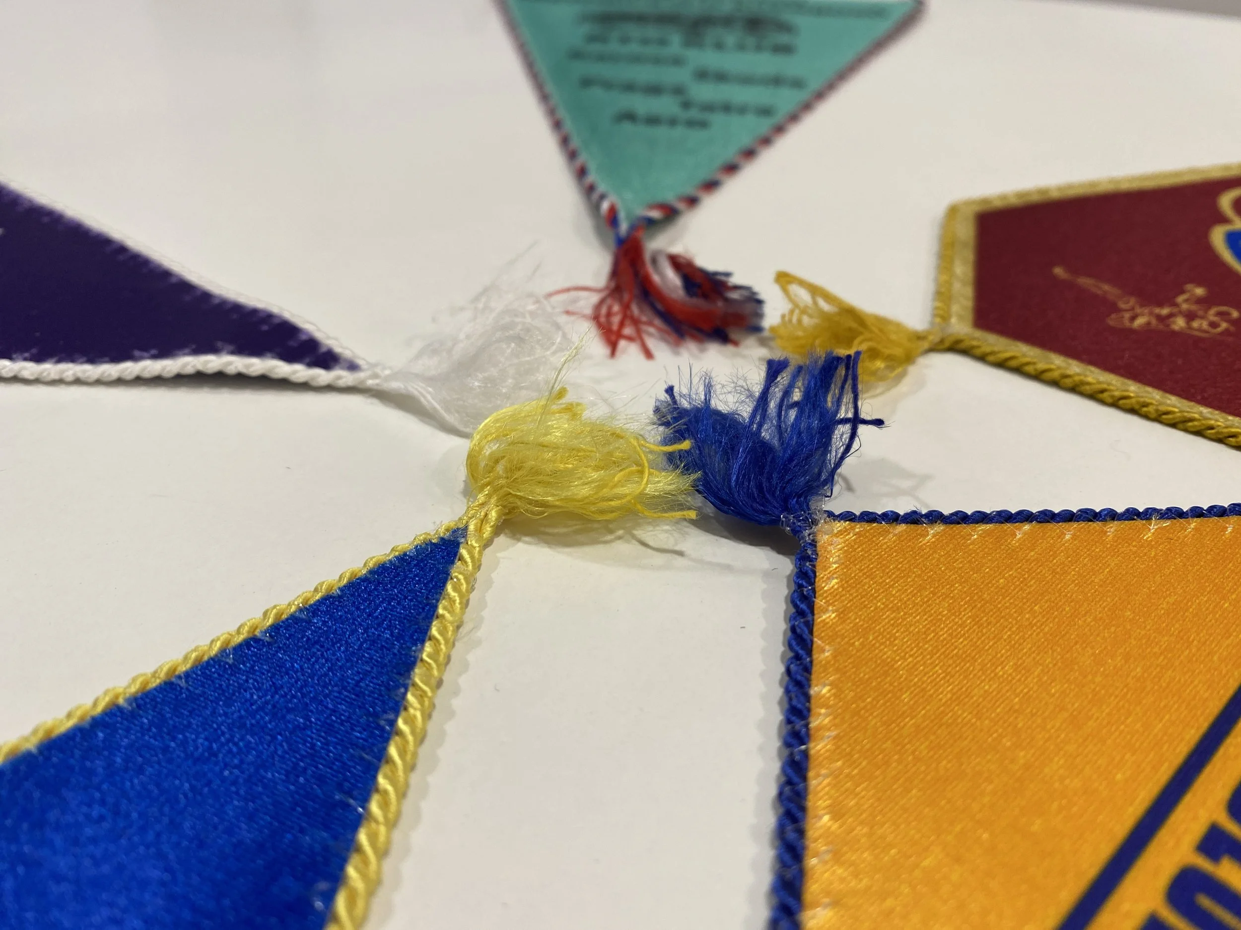 ozdobení stolních vlaječek střapcem