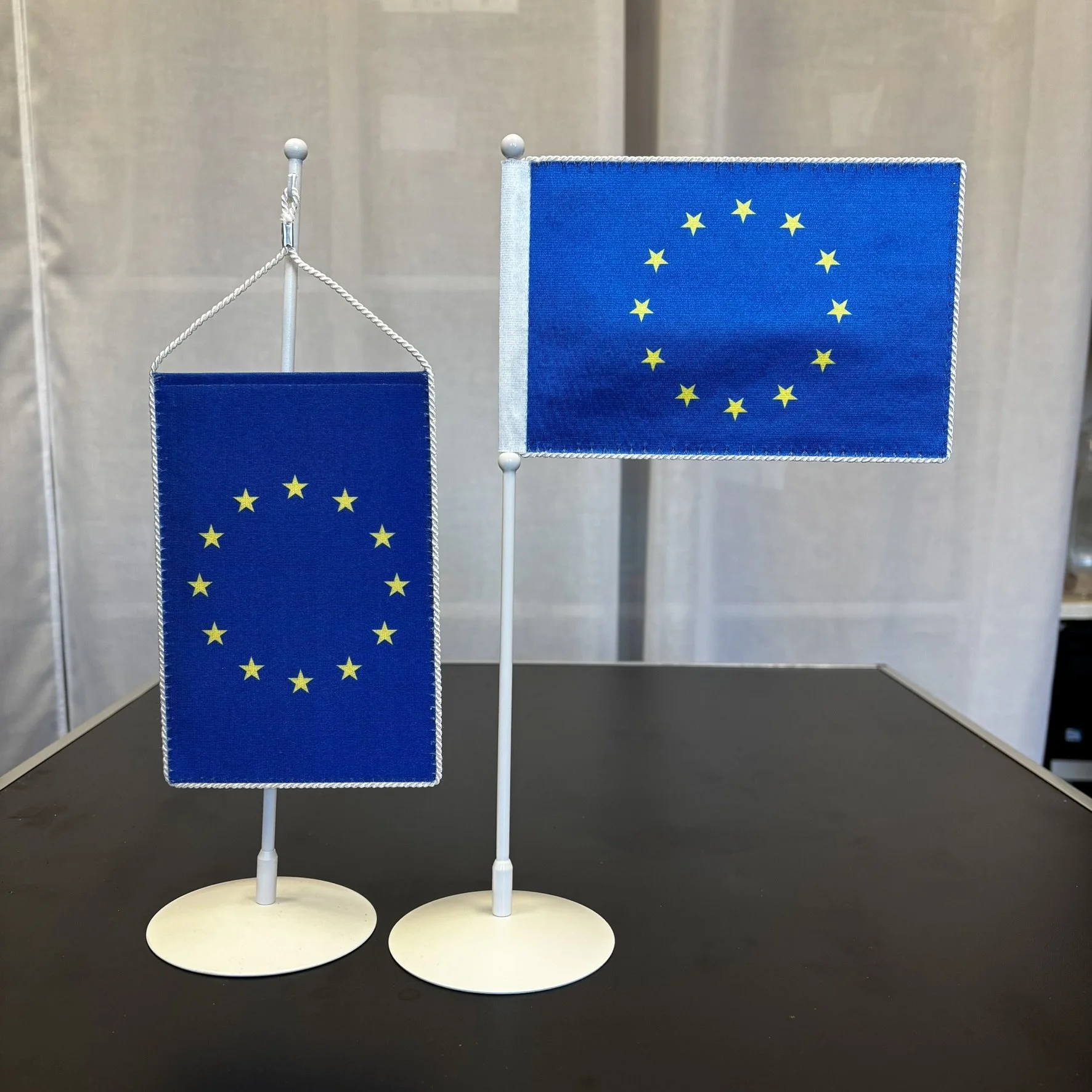 stolni_vlajecka_EU.JPEG