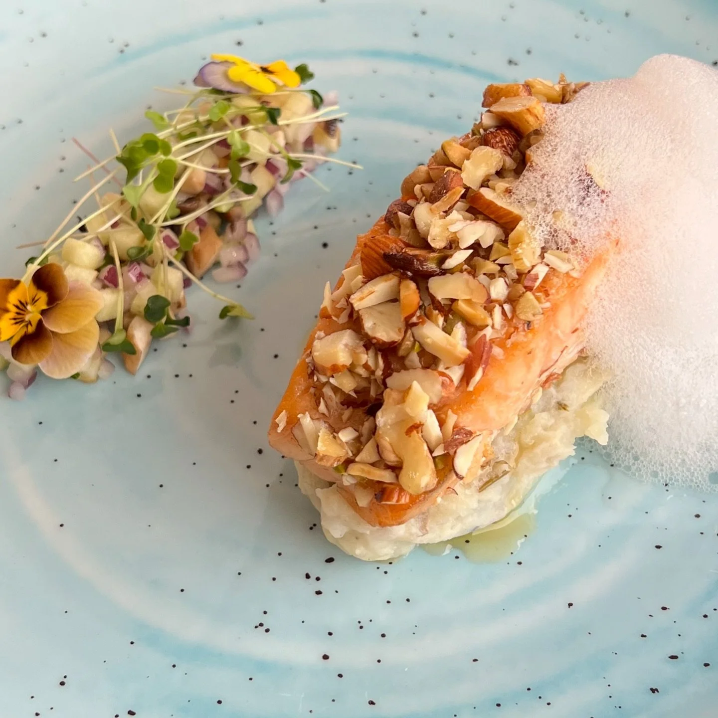 Salm&oacute;n encostrado en pistacho, ceviche de champi&ntilde;ones con manzanas verdes y aire d&eacute; chardonnay.