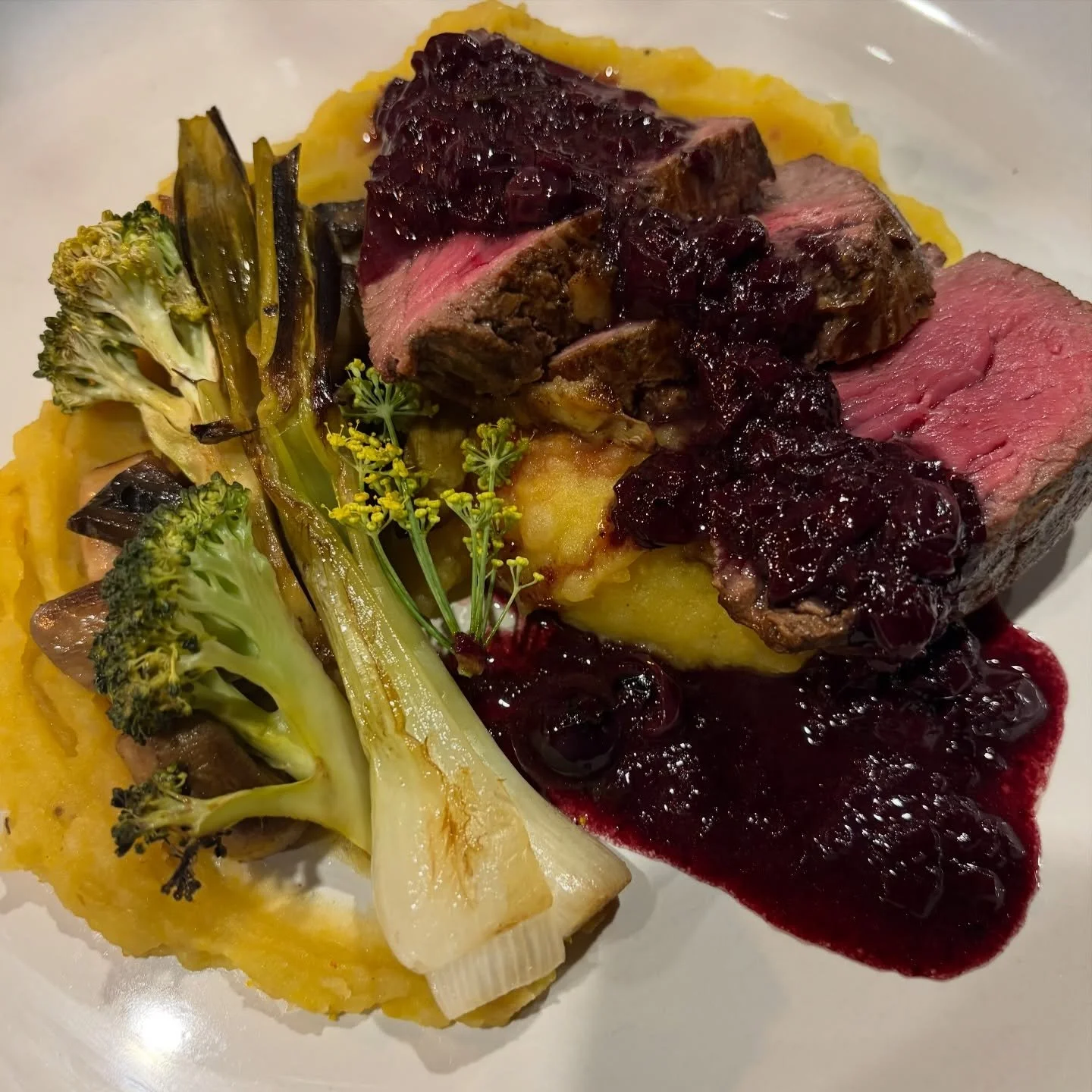 Medallones de filete de res, sellados a punto perfecto, ba&ntilde;ados en una intensa salsa de ar&aacute;ndanos y garnacha, donde la fruta aporta frescura y el vino profundidad y estructura.

Acompa&ntilde;amos con un pur&eacute; r&uacute;stico de za