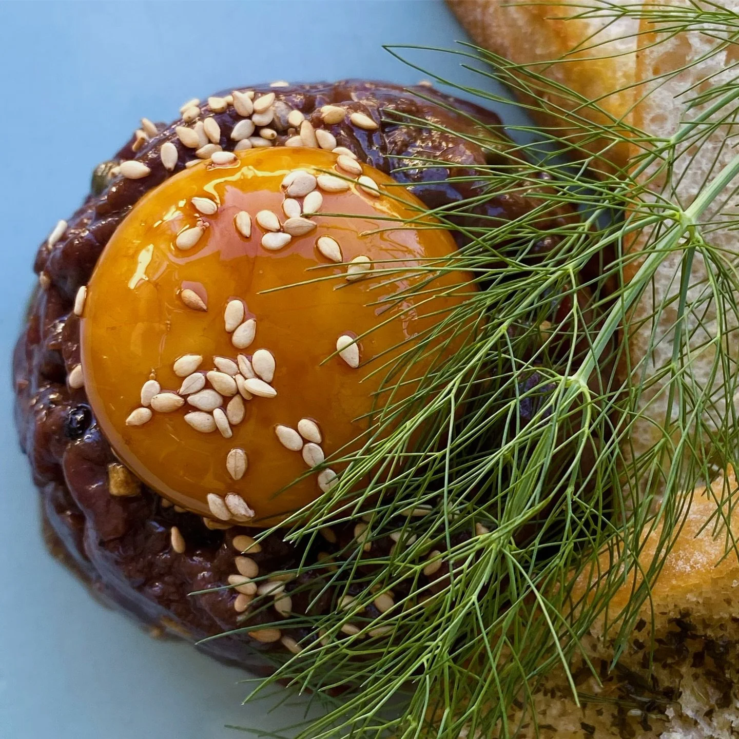 Steak tartar, cortado a cuchillo y marinado en un delicado blend de especias asi&aacute;ticas, realzado con el car&aacute;cter vibrante de la pimienta de Sichuan.

Textura y profundidad en cada detalle: semillas de s&eacute;samo tostadas que aportan 