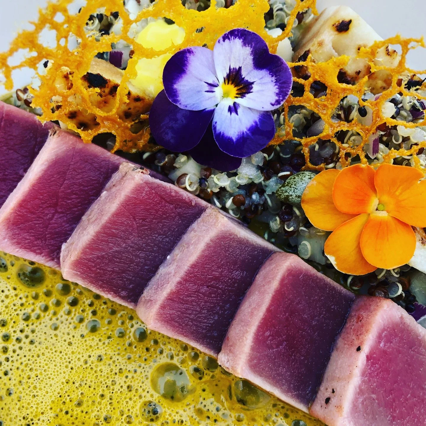 Tataki de at&uacute;n, sellado en su punto exacto para mantener su interior rojo y sedoso, realzando su pureza y frescura natural.

Lo acompa&ntilde;amos con un tabule de quinoa, ligero y arom&aacute;tico, que aporta textura y frescura herbal, y una 