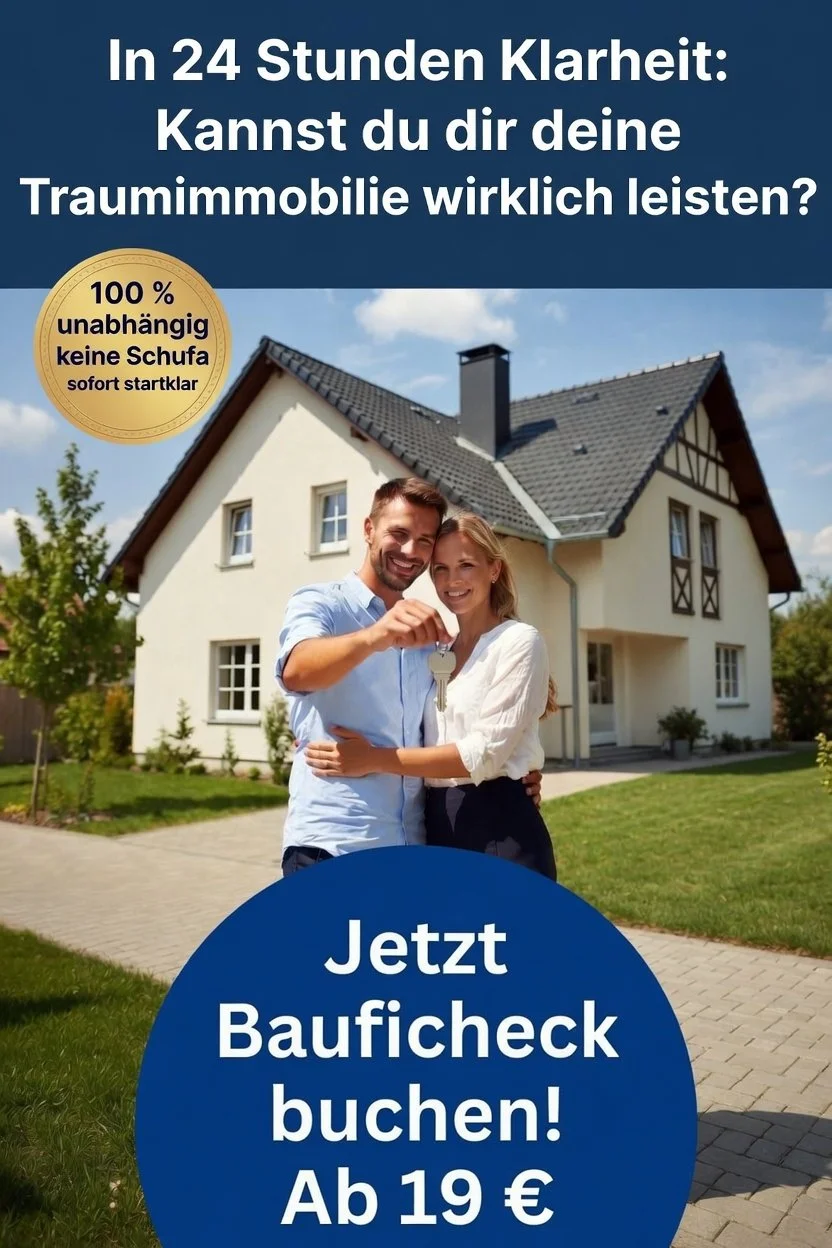 Ein Haus vor einem blauen Himmel und einem Paar, das vor dem Haus steht und den Hausschlüssel gerade bekommen hat