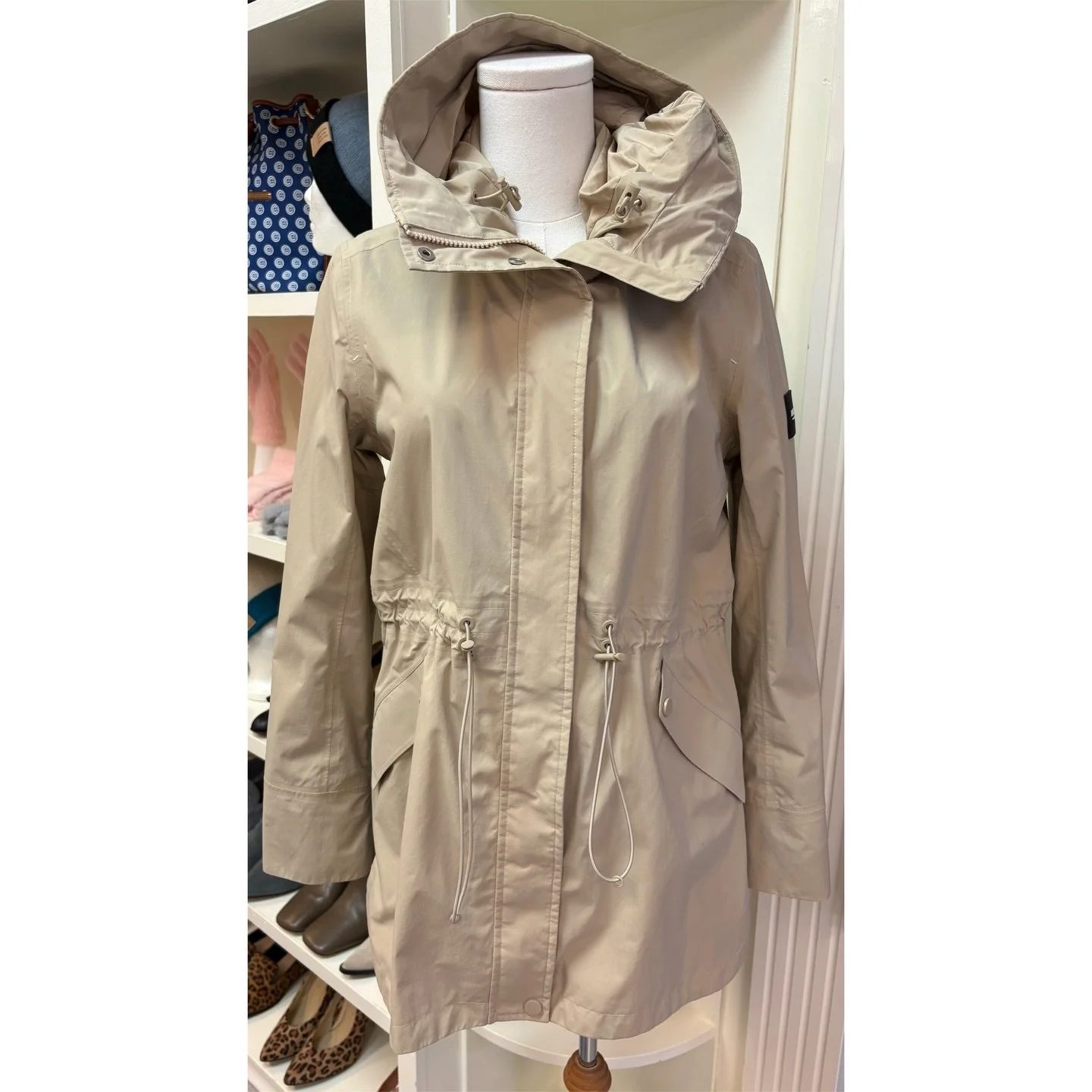 You just might need this @aigle GORE-TEX parka;
water resistant with sealed seams &amp; made of 75% recycled content ☔️
#wetcoast #vancouverisland #january #curatedconsignment #alamode