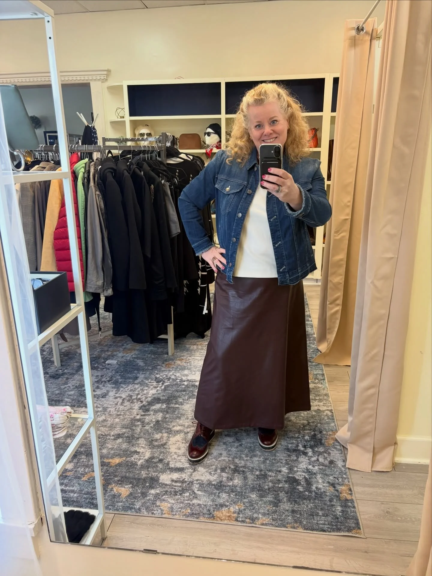 OOO&hellip;Heading to Vancouver to pick up some goodies from @intentcandles.co @maisondemardi @queenandgrace then off to Whistler for a much needed reset 💕
Our Kimberly will be holding down the Mode, offering refreshments and 20% off anything pink o