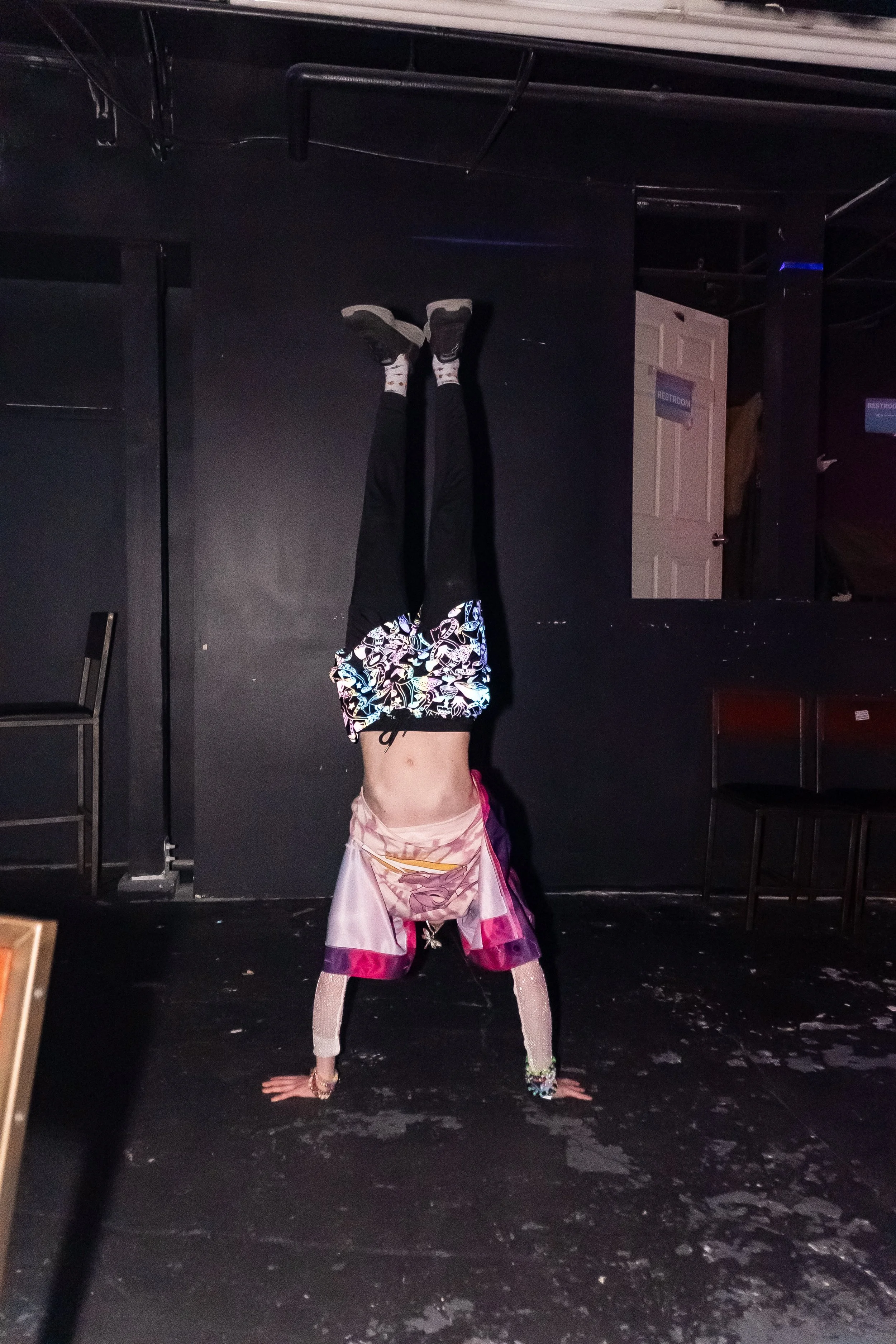HANDSTAND 1.jpg