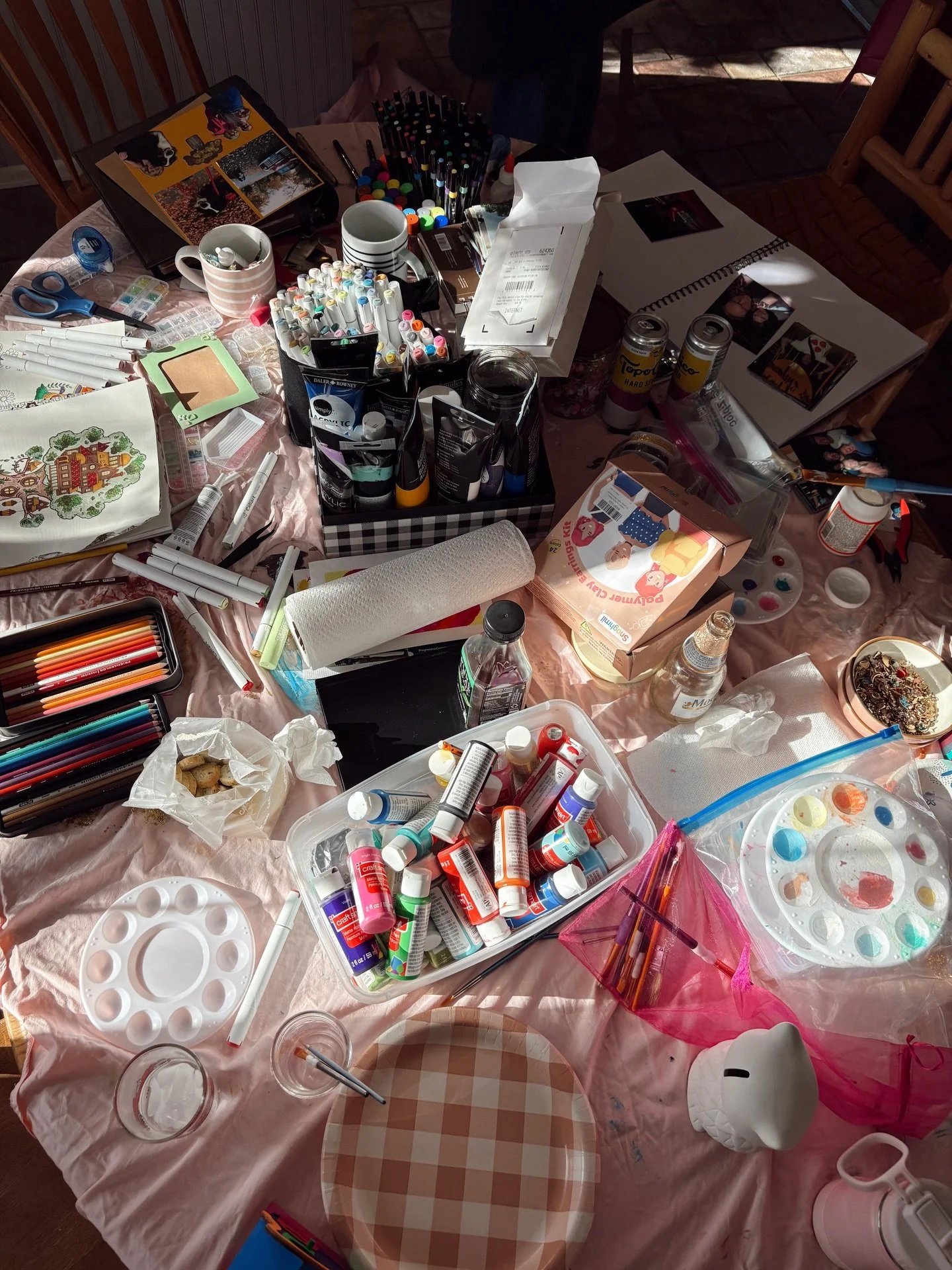 If arts and crafts with friends isn&rsquo;t what life&rsquo;s about, then what is? 💕🎨👩&zwj;🎨