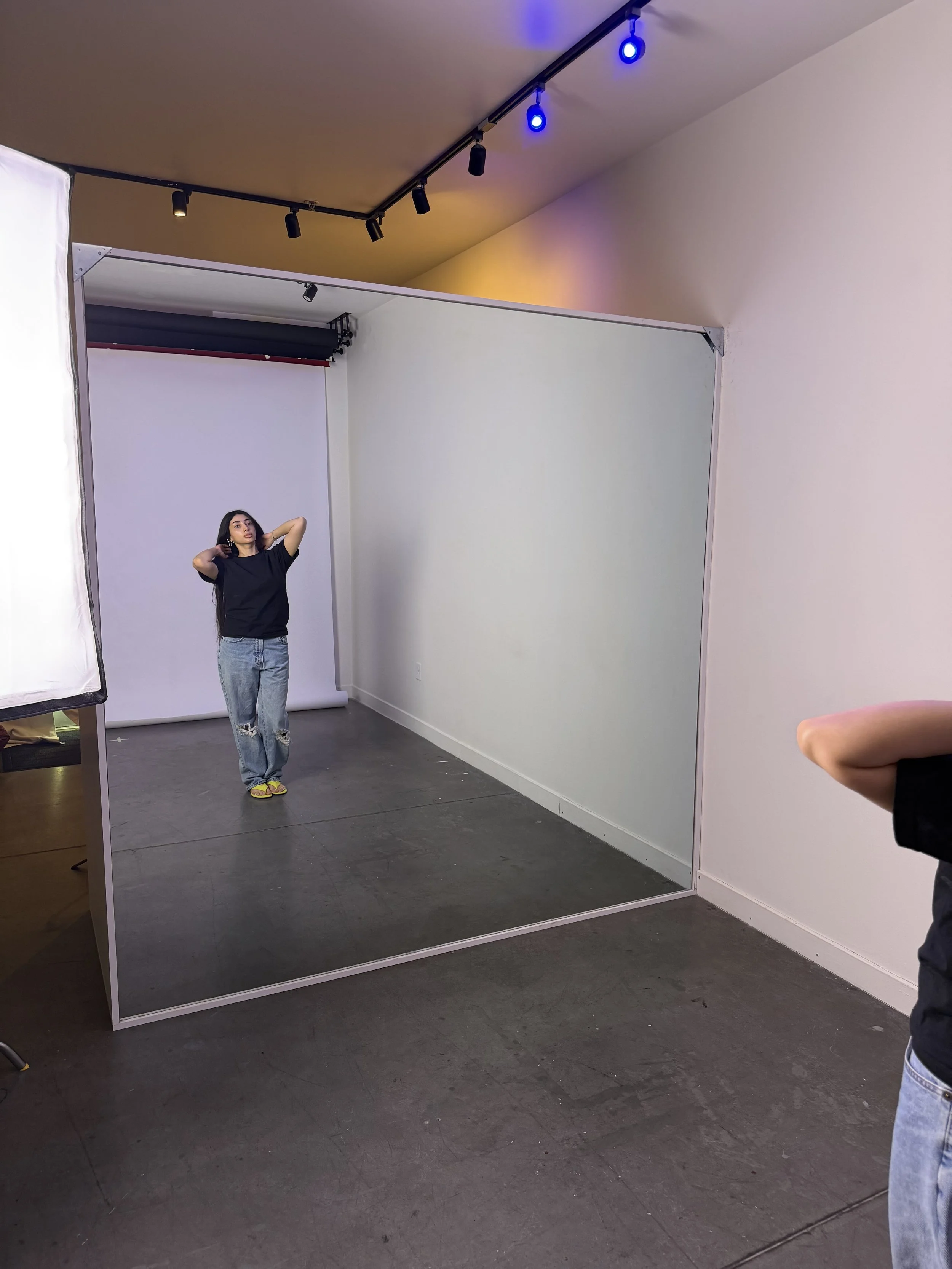 MODEL IN THE SELF-PORTRAIT MIRROR