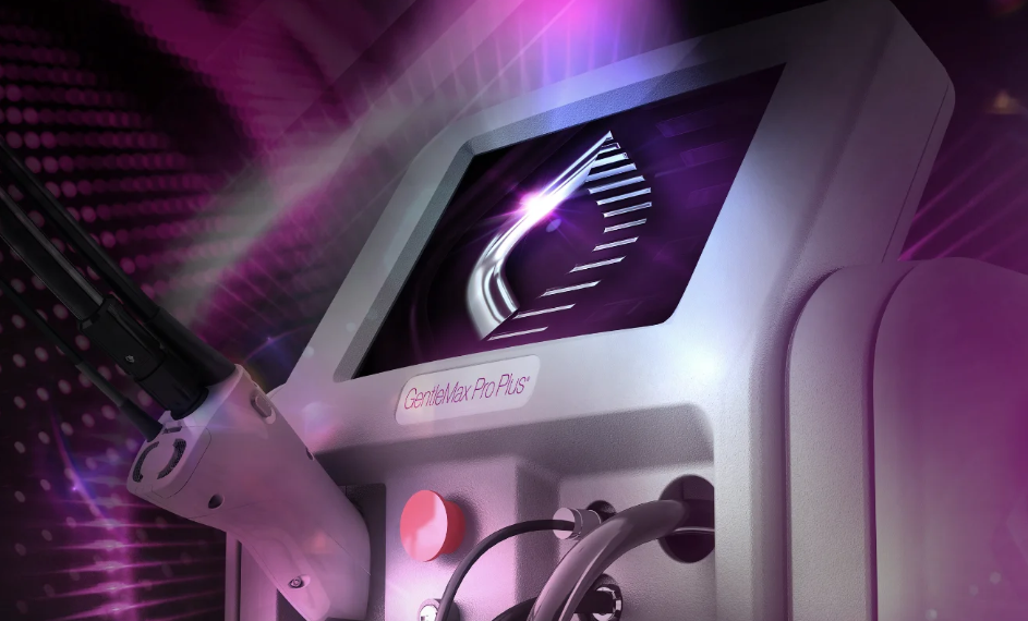 Appareil de laser de haute technologie nommé GentlelMax Pro Plus, utilisé pour des traitements esthétiques, avec un écran affichant une interface lumineuse et un câble connecté.