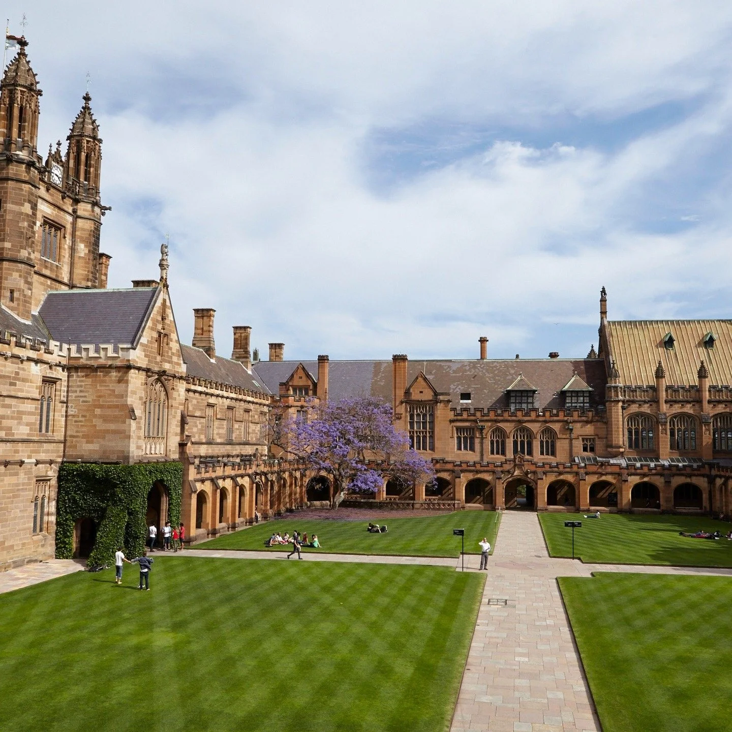 Are you a high school student or mature-age learner interested in a career in nursing in Australia? At Career Collective, we are here to assist you in starting your university journey. With advice, guidance, links to Open Days and much more-discover 