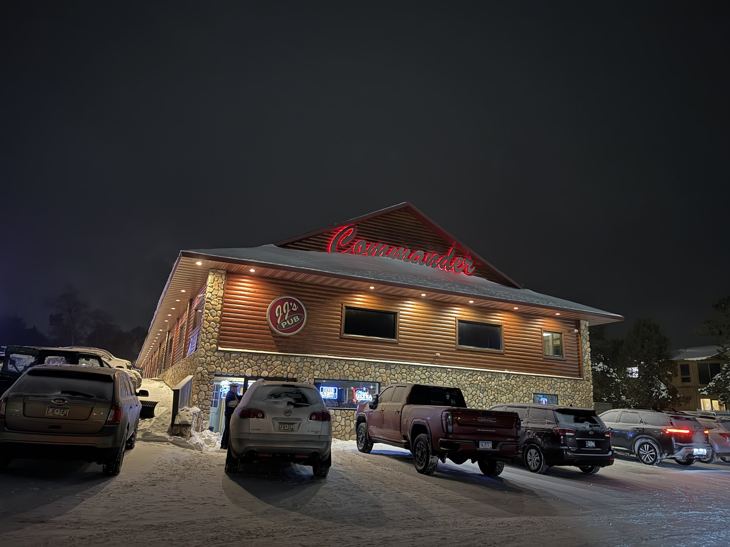 Commander bar and restaurant in Pequot Lakes/breezy point was hopping tonight despite the weather