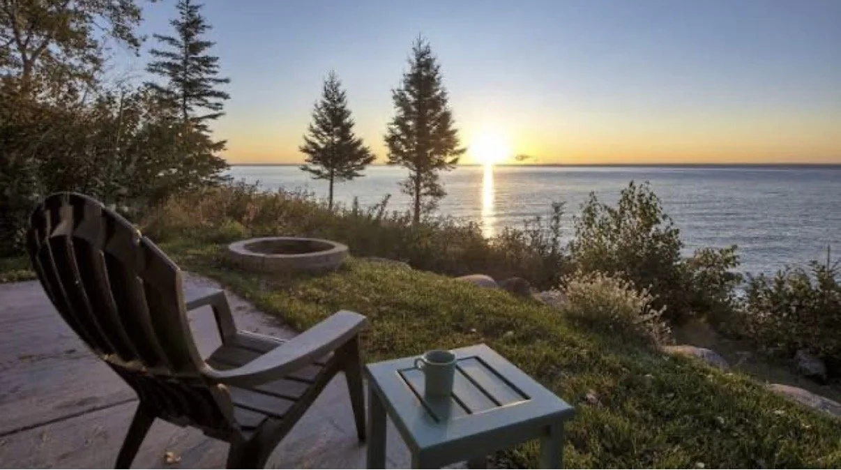  10 Best Airbnbs Near America's Cleanest, Crystal-Clear Lake, According To Reviews