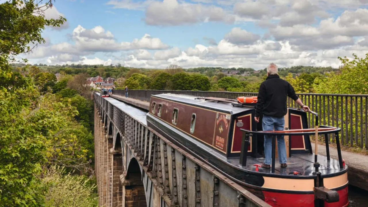 A spectacular canal-boat trip…Plus cycling across Sweden’s lake district and between cultures in East Asia 🧰