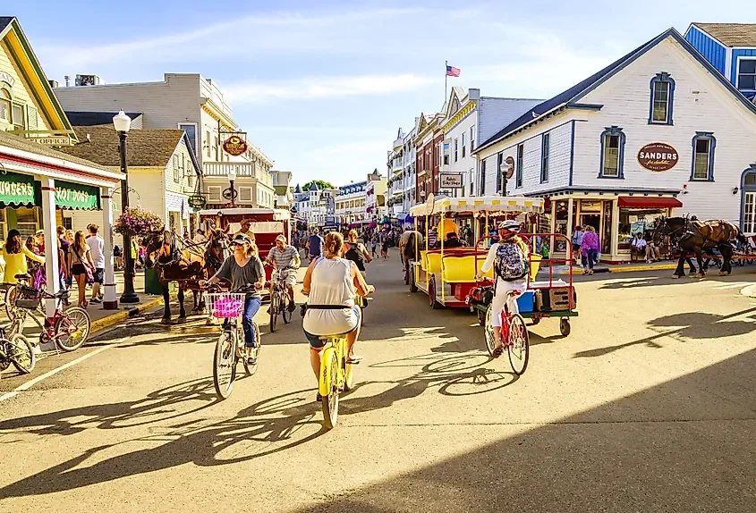 11 Most Beautiful Small Towns In The Great Lakes Region You Should Visit 💧