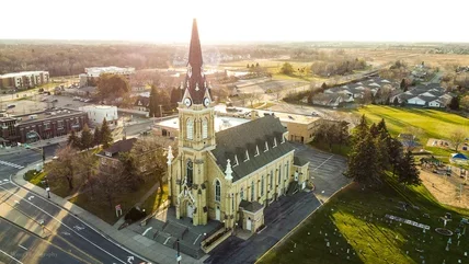Minnesota's Quaint Twin City Suburb Has Festivals, Shops, And Scenic Parks 🌲