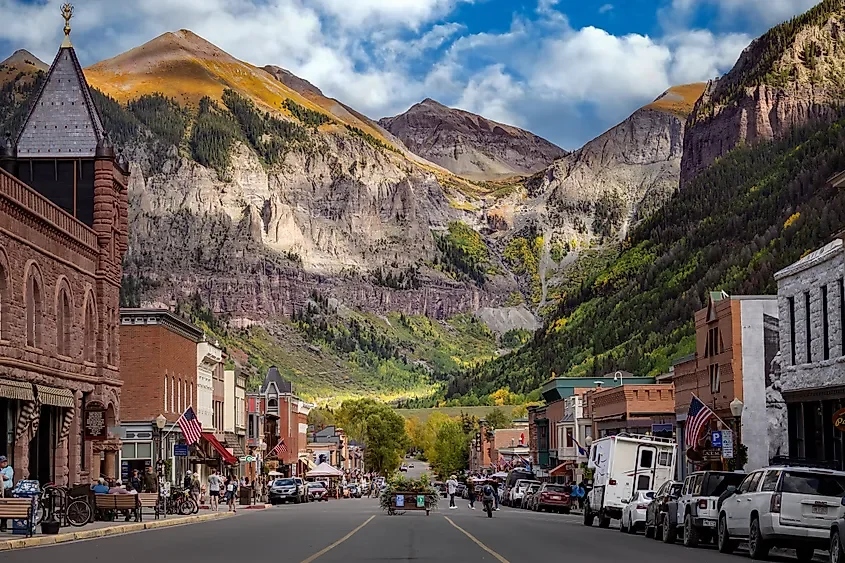 Towns That Sit At The Bottom Of A Canyon 🧏🏻