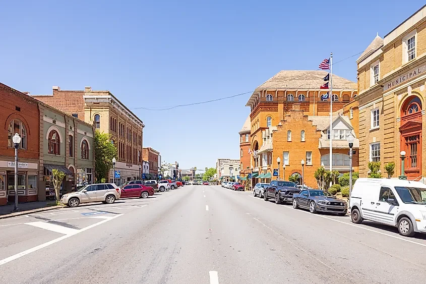 8 Best Georgia Towns For Retirees 🍑