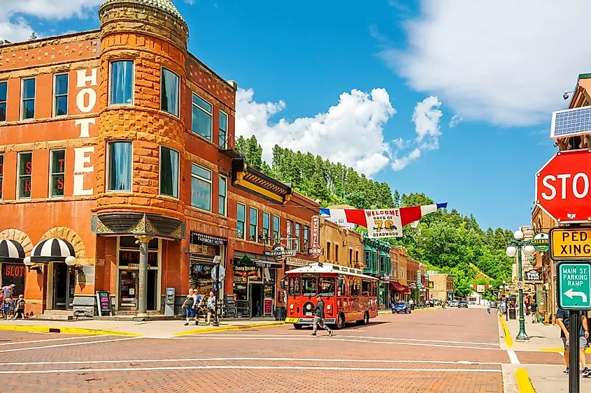 9 South Dakota Towns With Unforgettable Main Streets 🦬