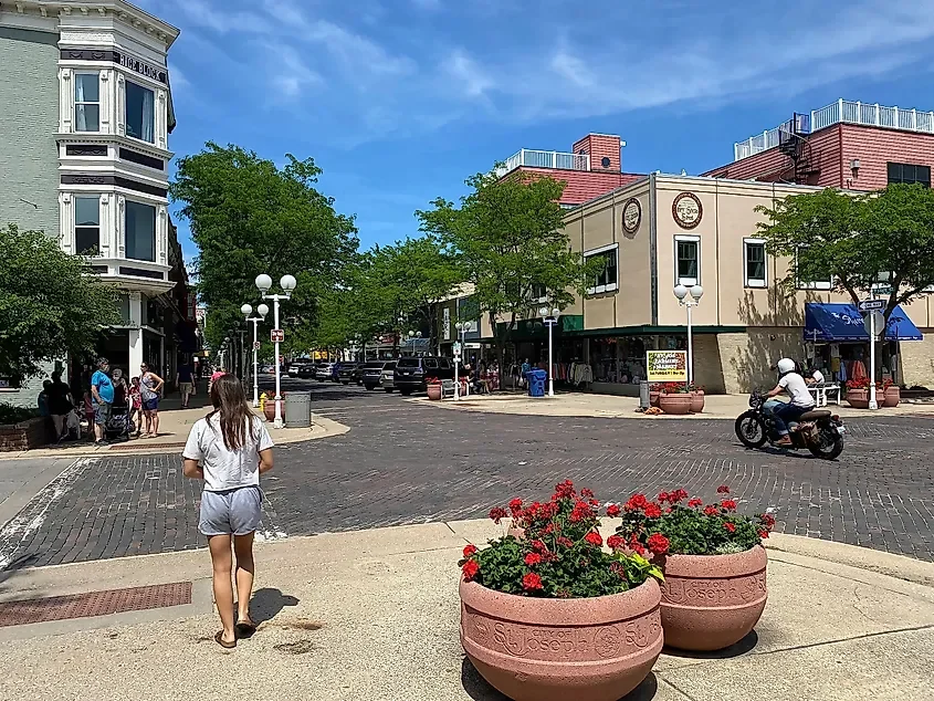 11 Small Towns In The Great Lakes With The Best Downtowns
