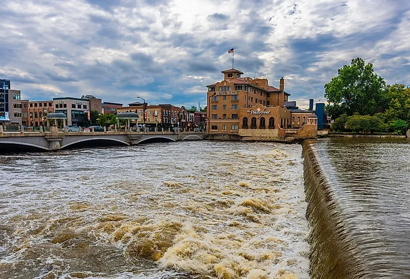 This Illinois River Town Is Made For Strolling