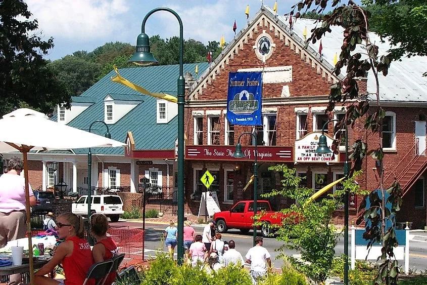 9 Small Towns In The Southern United States With The Best Downtowns