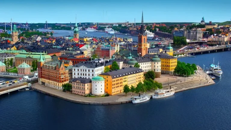 Askersund Vacation Rentals…Bring your family to Askersund, Närke, enjoy sunny lakeside picnics, safe swimming, forest trails, and cozy cafés by the sparkling waters of Lake Vättern…