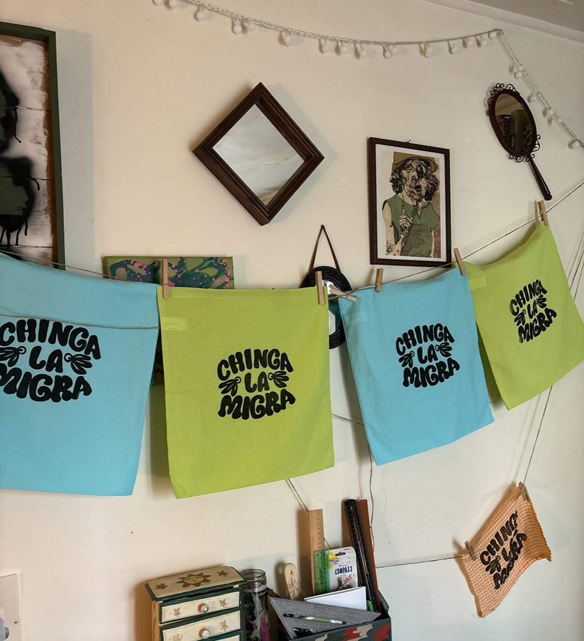 Chinga la Migra Tote bag