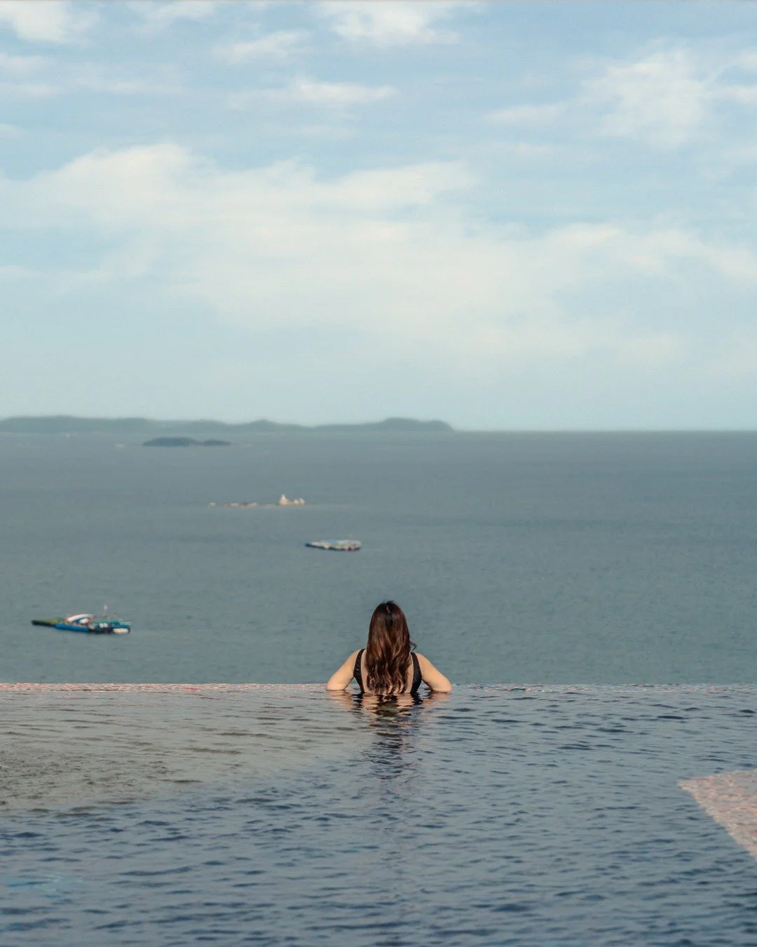 Floating above it all, eyes on the endless sea&hellip; who&rsquo;s ready to trade the usual view for a little magic? Sip, relax, and let the vibes take over.

#SkybarSummerClub #SkybarSummerClubWithTheView #PattayaRooftopbar #RooftopGlow