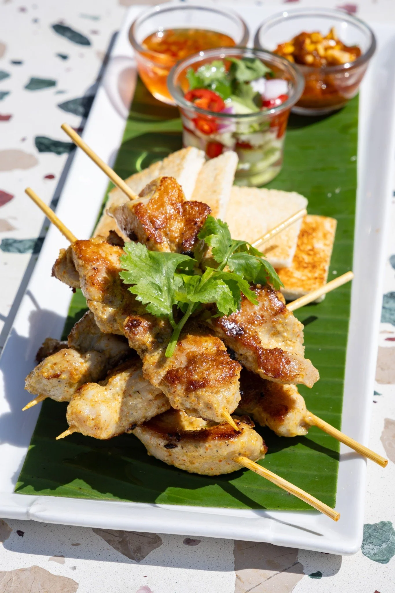 Coconut curry chicken + satay drizzle + cucumber crunch = 𝙛𝙡𝙖𝙫𝙤𝙧 𝙡𝙤𝙫𝙚 𝙨𝙩𝙤𝙧𝙮.

Because rooftops were made for wild flavor adventures!

#SkybarSummerClub #SkybarSummerClubWithTheView #PattayaRooftopbar #RooftopGlow