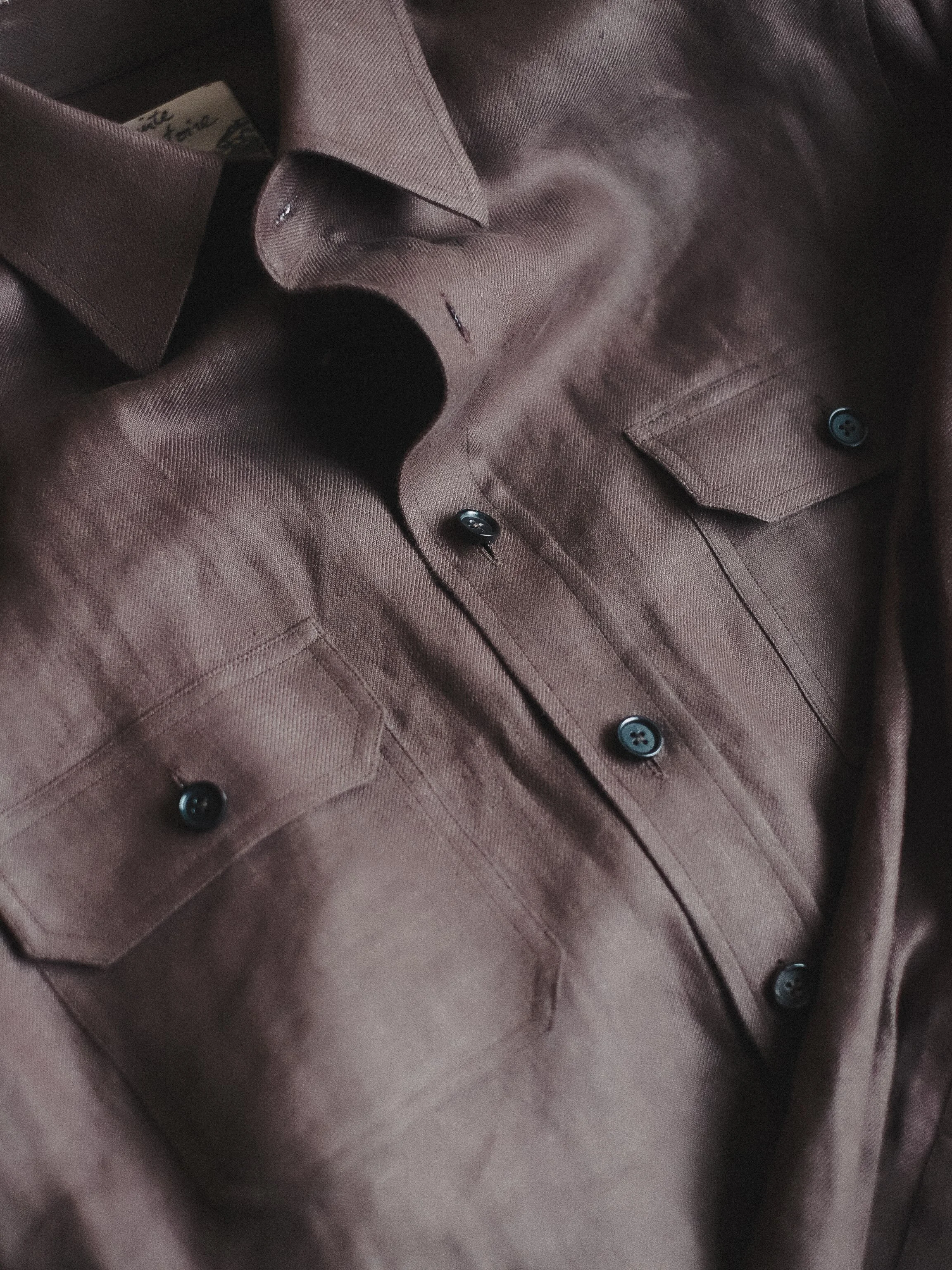 Maison Hellard for your daily shirt.

Known for its use in jacketing, Maison Hellard fabric brings a distinct character to shirting, giving the everyday shirt more structure and presence than a conventional casual shirt.

Paired with functional chest