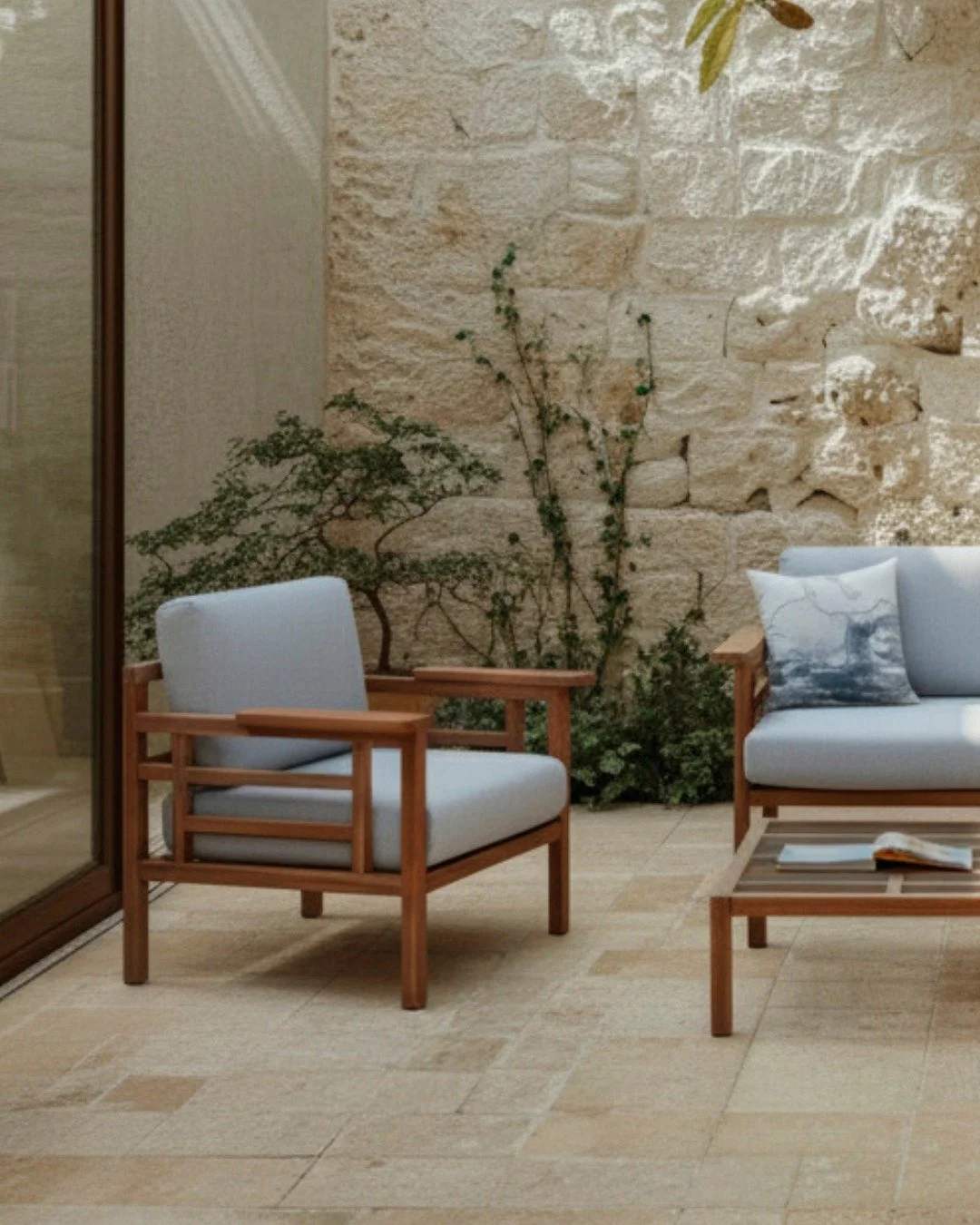 Incantata: Un poema donde la materia y el silencio crean nuevas maneras de habitar.