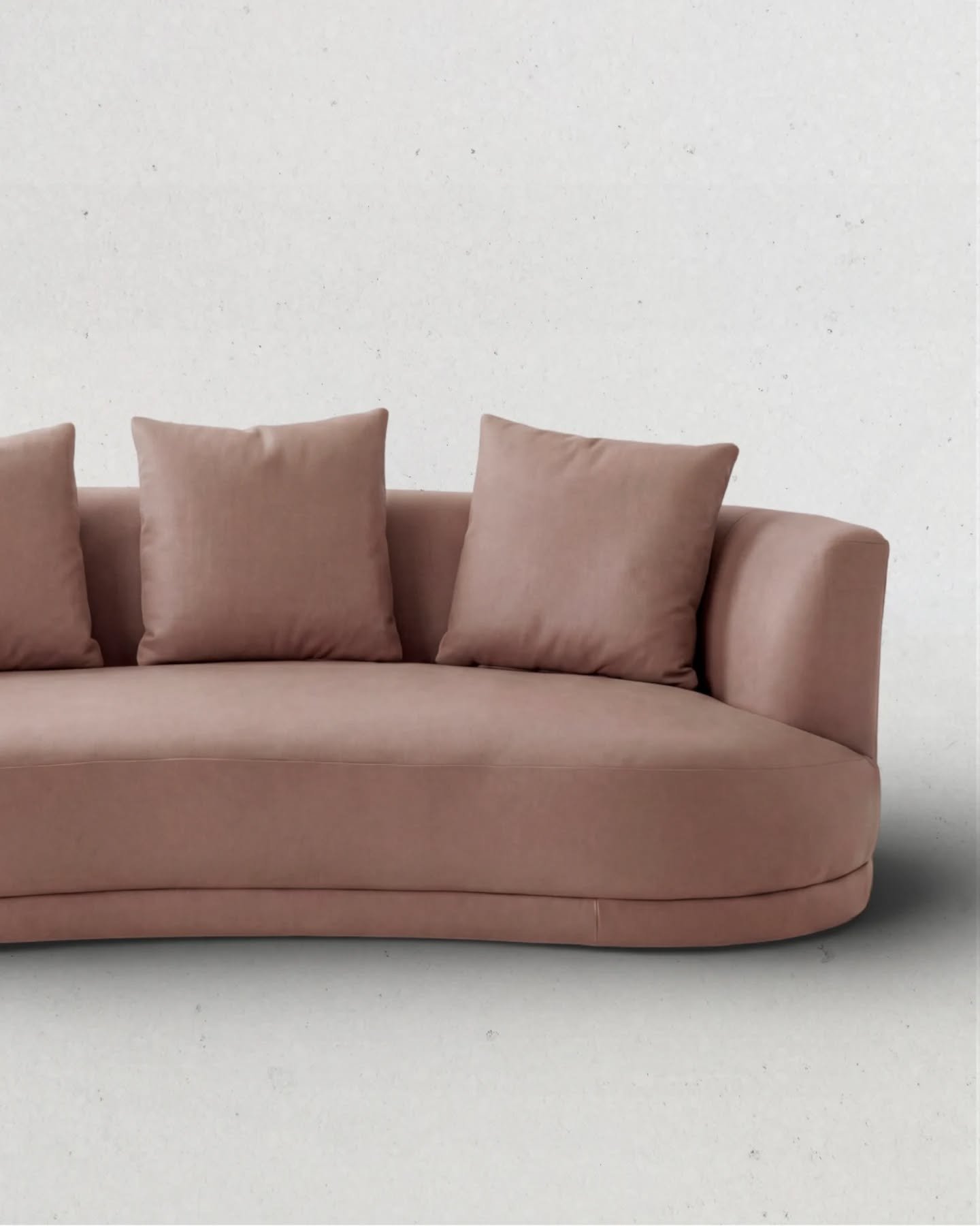 Sof&aacute; curvo GIO en acabados de &uacute;nicos, ideal para transformar tu sala en un espacio contempor&aacute;neo.

&iquest;Deseas desc&uacute;brelo en nuestras tiendas? o agenda tu asesor&iacute;a personalizada hoy.