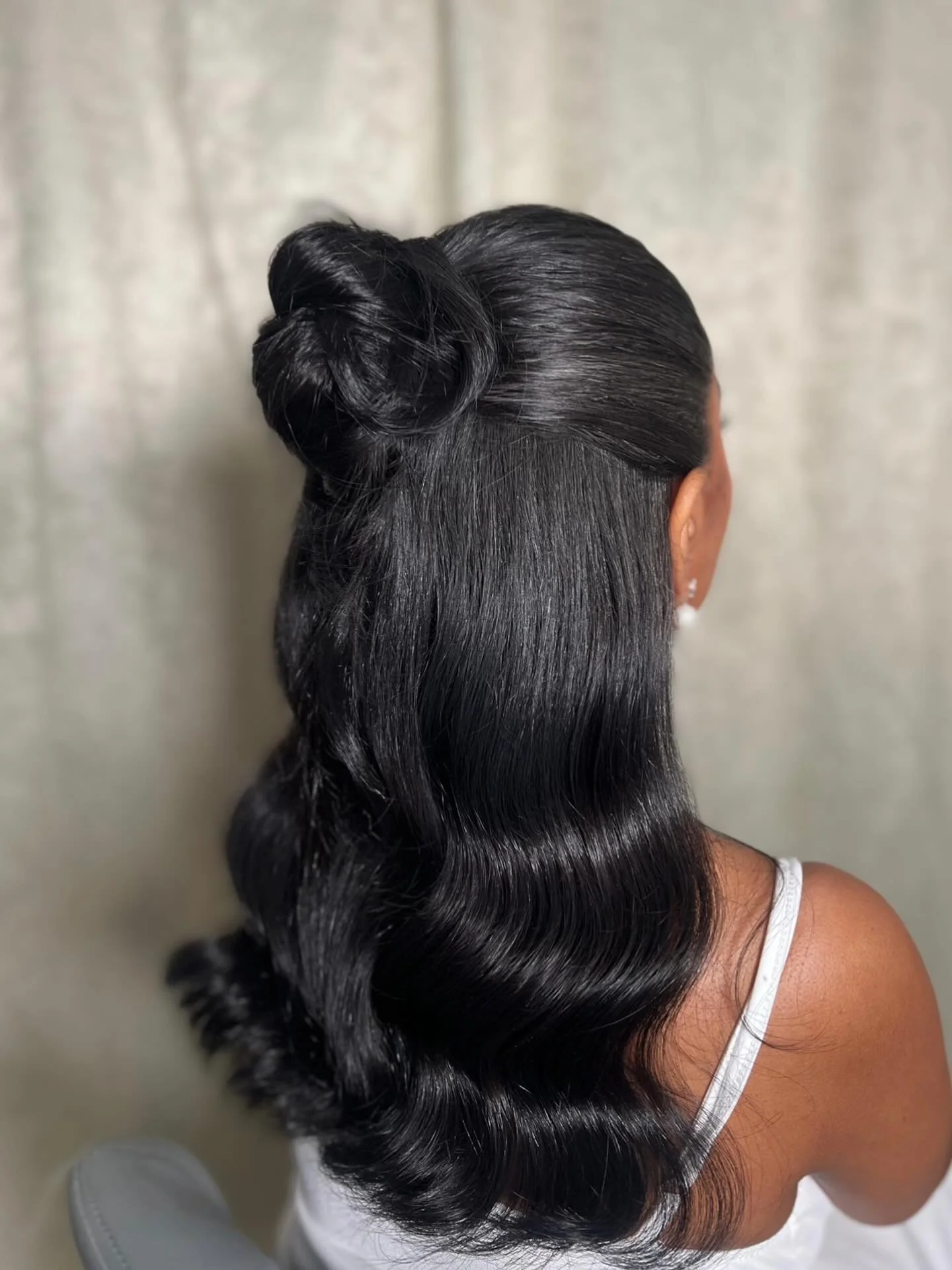 This half up, half down style is perfect if you want your hair softly styled but not overdone.

Comfortable timeless, and designed to last through the whole day ✨

Now booking 2026 &amp; 2027 brides, dm me to book a discovery call or get in touch thr