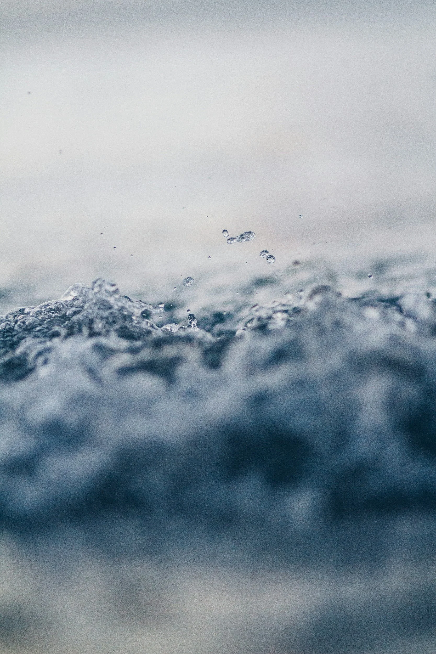 Wasser spritzt in Nahaufnahme bei Wasserbewegung