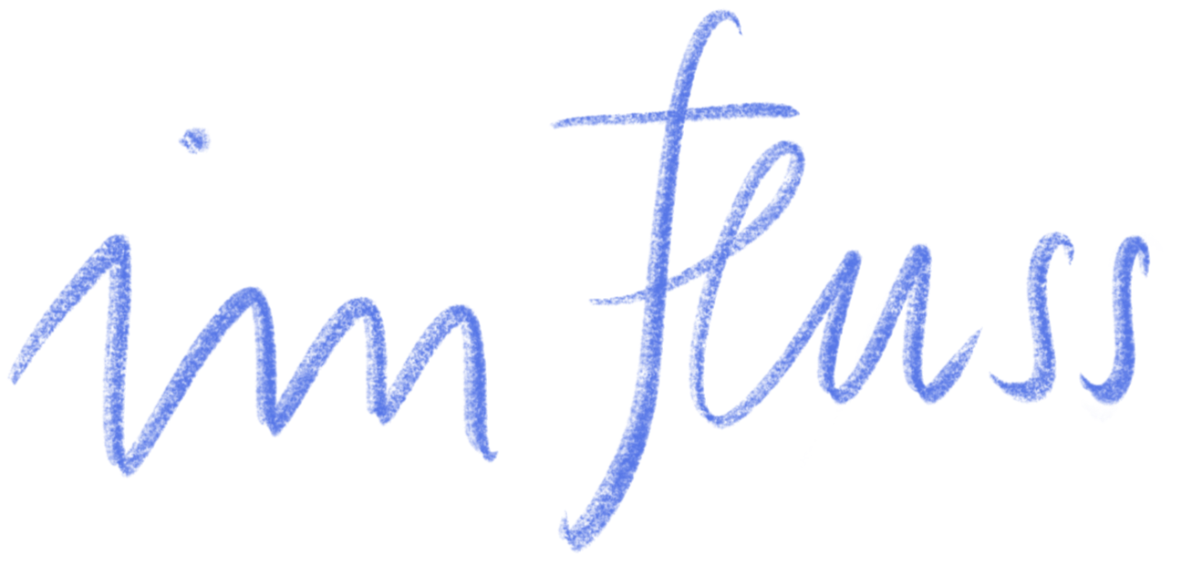 Der Schriftzug 'Im Fluss' in blauer Kalligraphietext auf hellem Hintergrund.