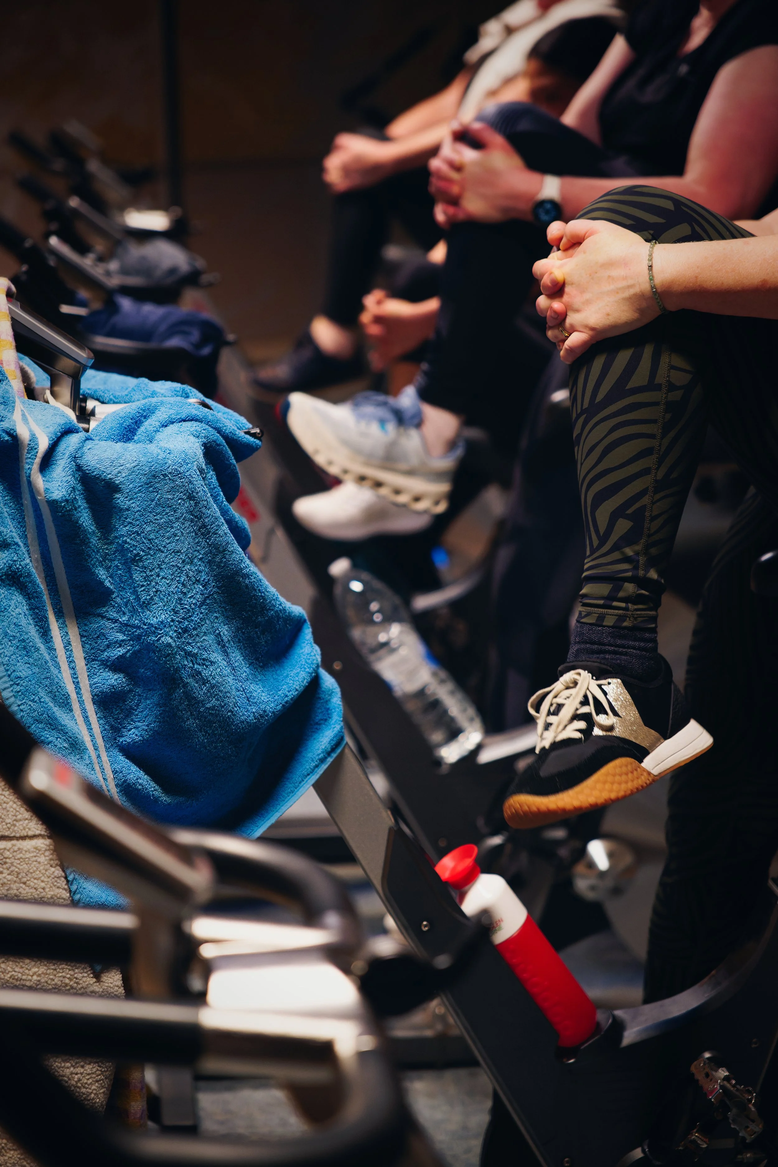 Mensen die op een spinbike fietsen tijdens een groepsles in een sportschool.