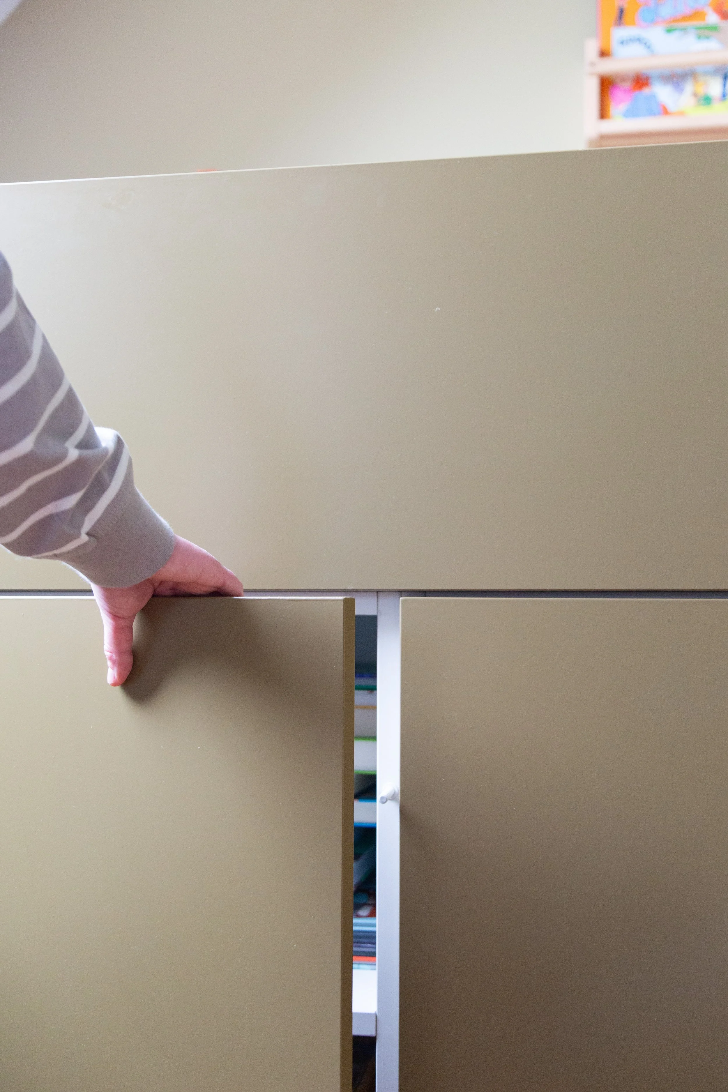 Opbergruimte onder een kinderbed. Gemaakt in gelakt mdf met push-to-open, zodat grepen niet nodig zijn.