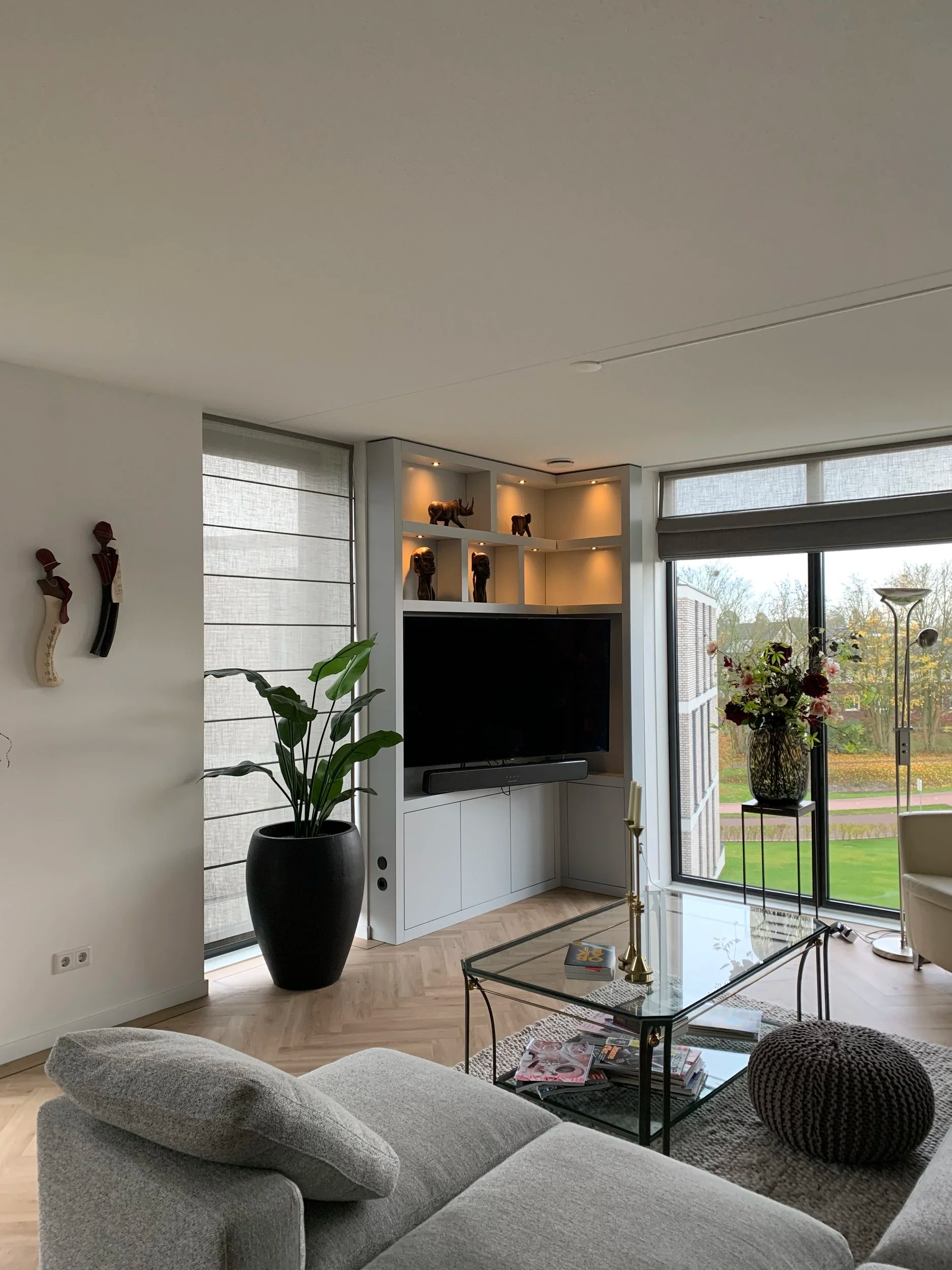 Tv-kast met verlichting. Gemaakt van mdf, spuitwerk in gewenste kleur. 