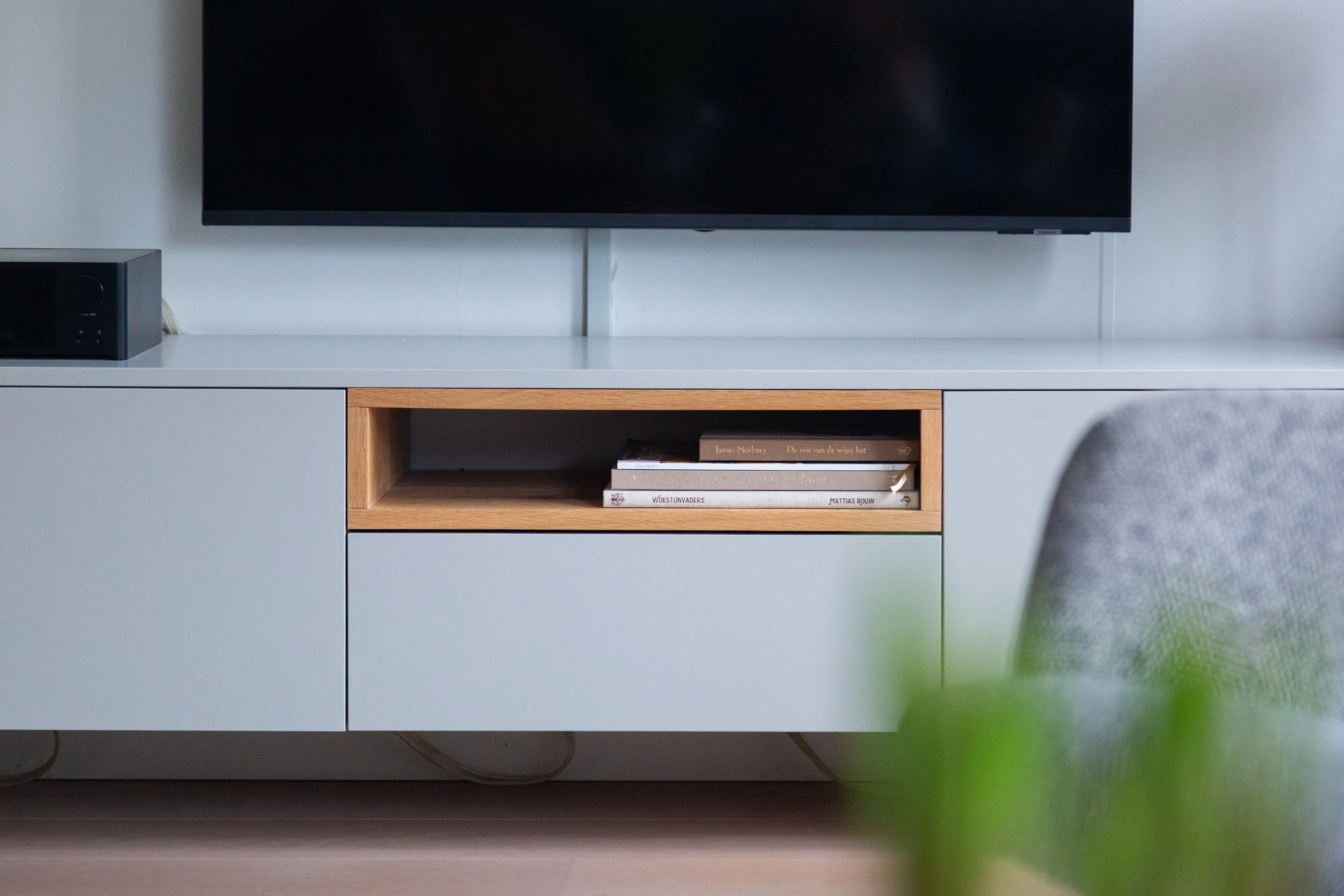 Tv-meubel met eiken vak en driemaal lade