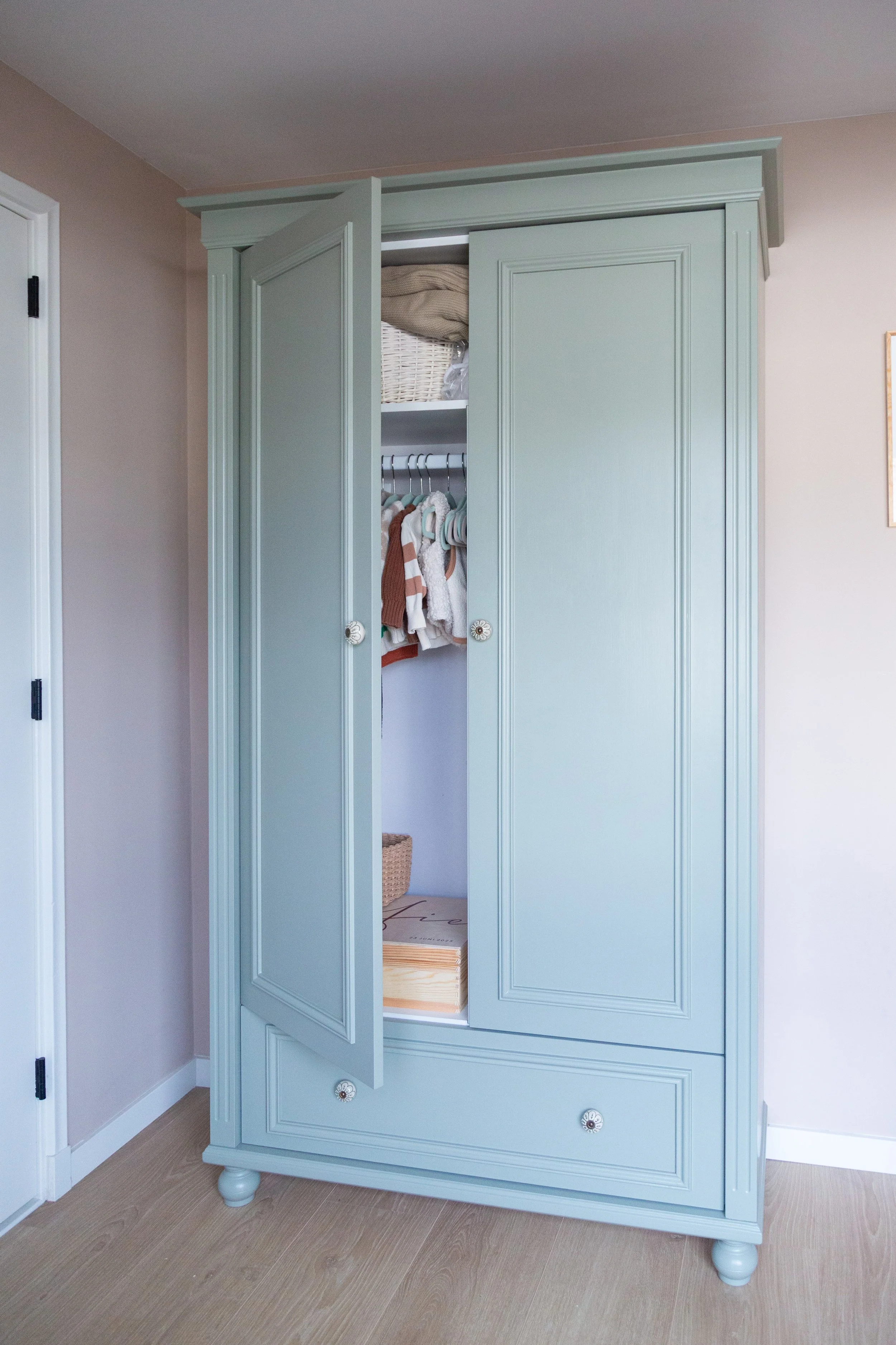 Klassieke kledingkast voor kinderkamer. Uitgevoerd in gelakt mdf. Softclose deuren en lade.