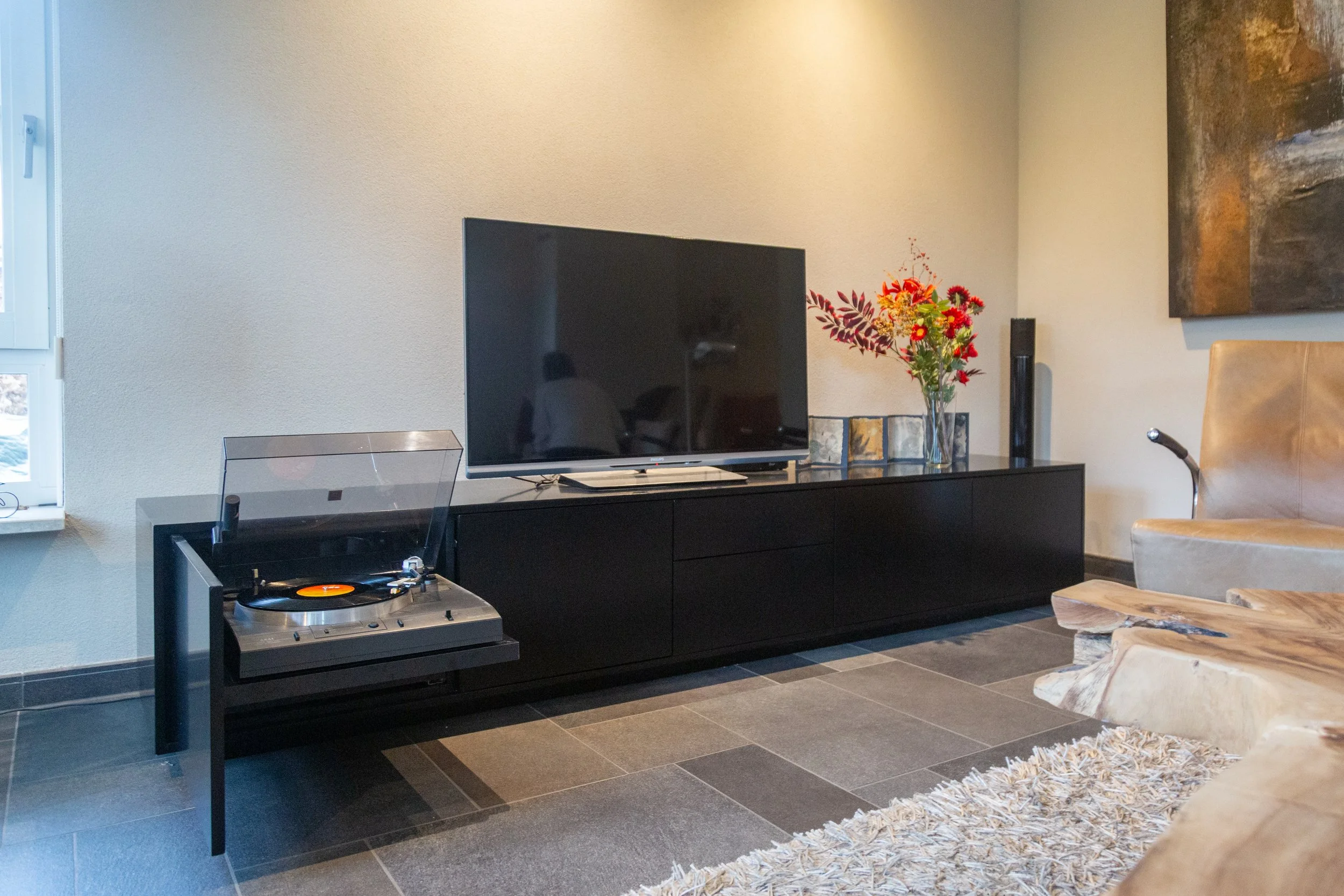 Zwart tv-meubel met ruimte voor audio apperatuur. Mdf met spuitwerk