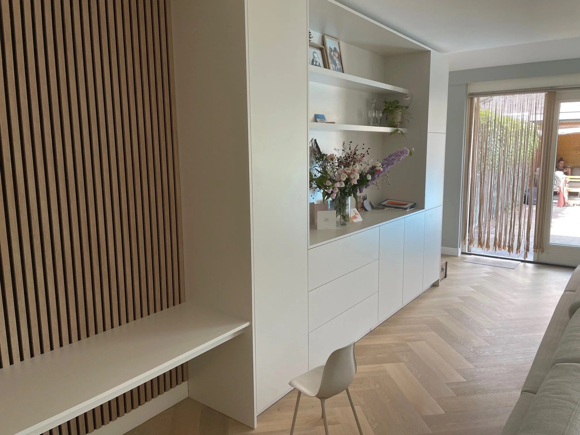 Maatwerk wandmeubel met bureau voor kinderen. Groot open vak met legplanken. Vlakverdeling van deurtjes en lades.
Gemaakt van unilin spaanplaat in de kleur seashell. 