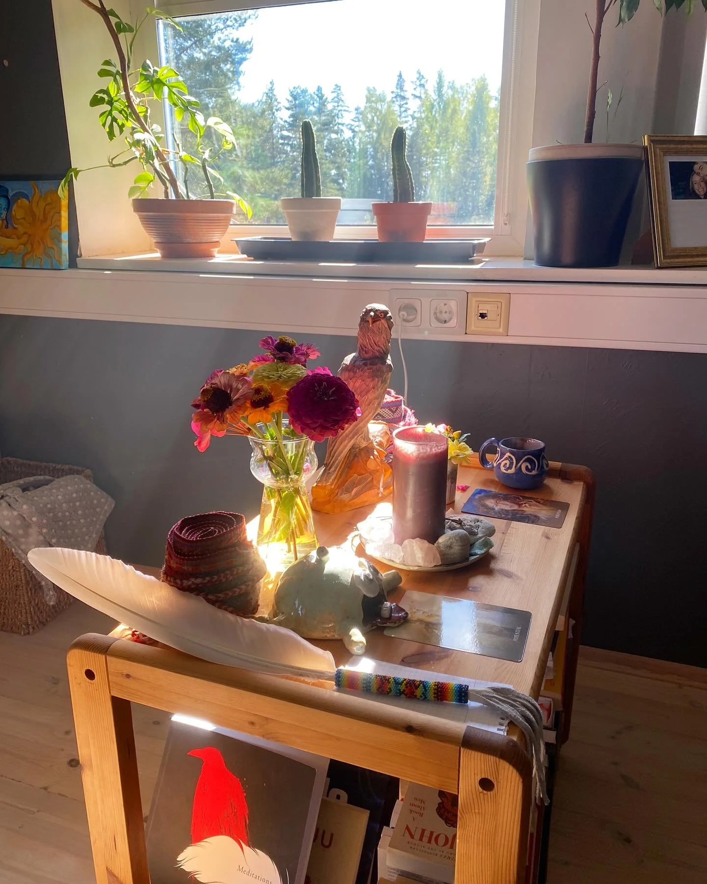 This year I discovered beadwork and after some trial and error figured out how to bead feathers 🪶

Beading is like a meditation, crafting and artwork at the same time. Every feather has their own personality and medicine. It is said in Native tradit