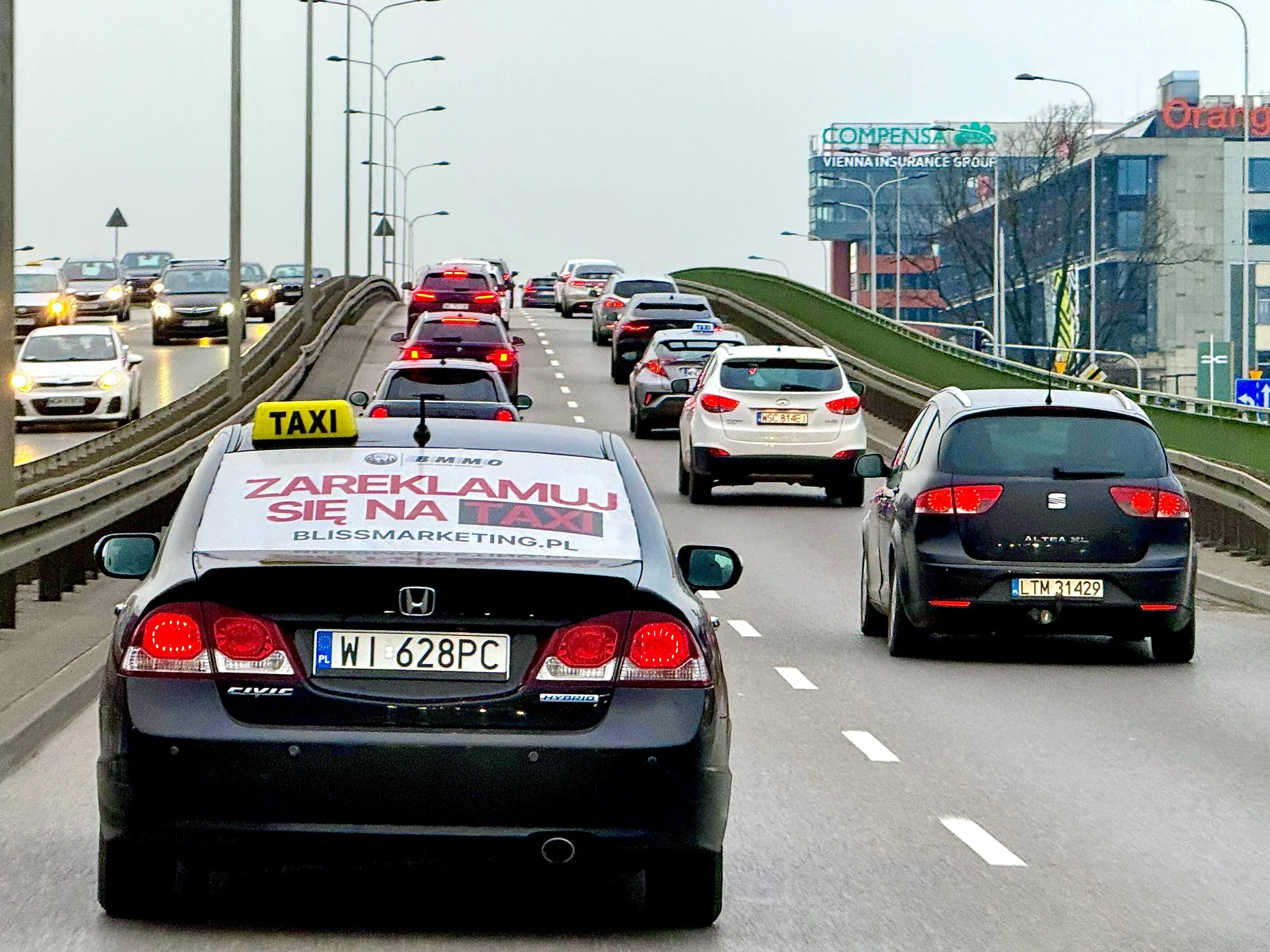 Wysoka widoczność reklamy w mieście – taxi ads